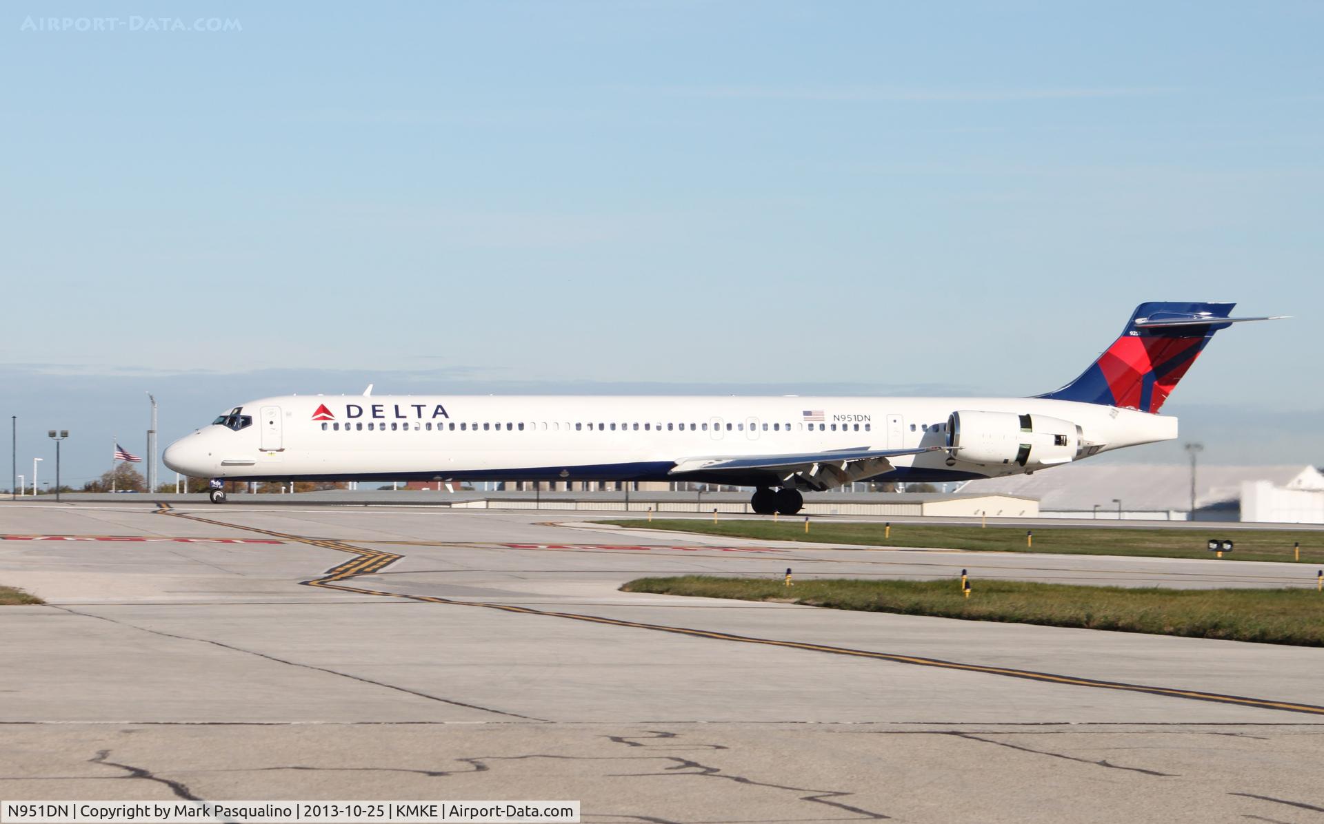 N951DN, 1997 McDonnell Douglas MD-90-30 C/N 53361, MD-90-30