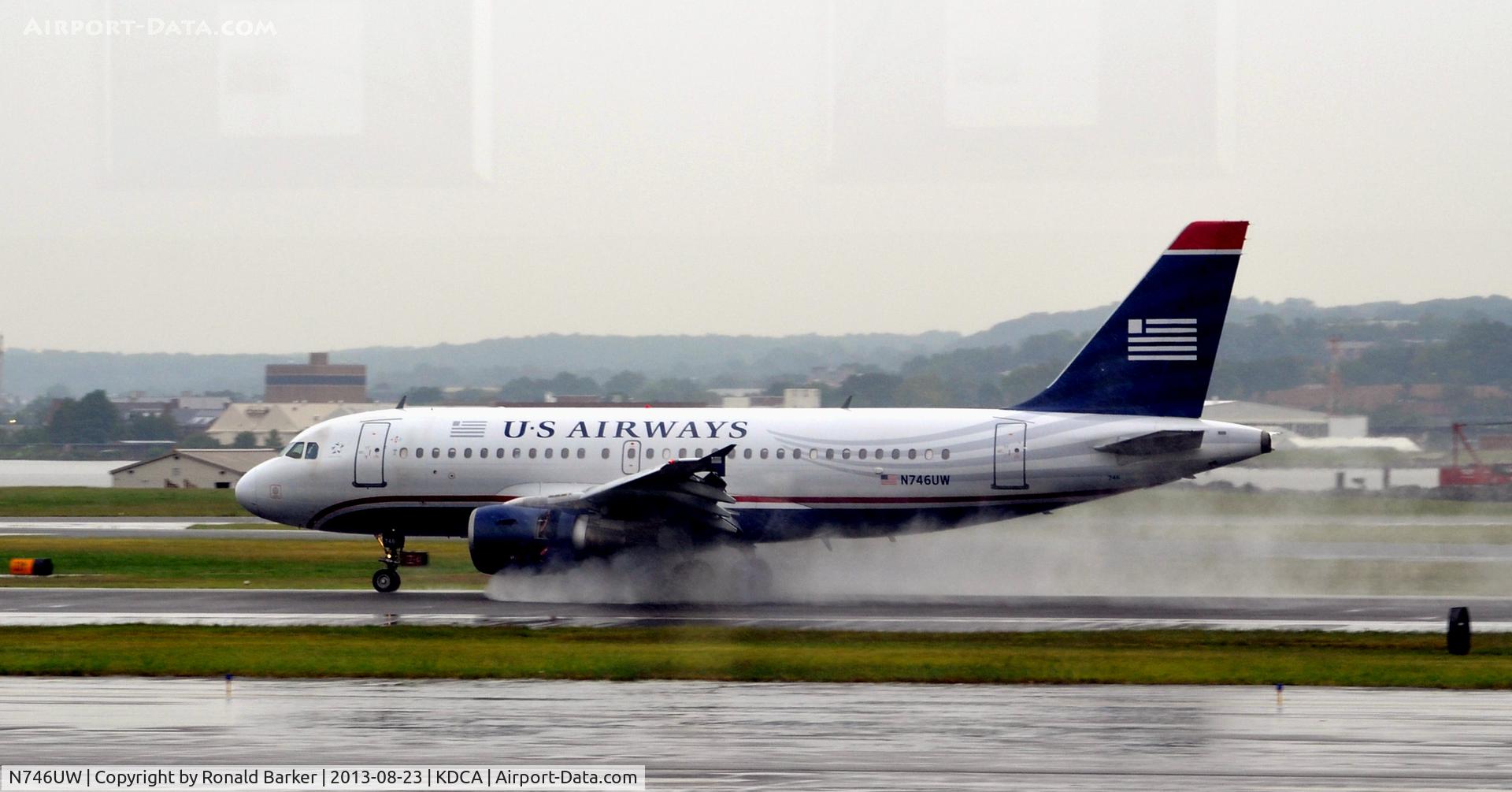 N746UW, 2000 Airbus A319-112 C/N 1297, Landing on wet runway at National