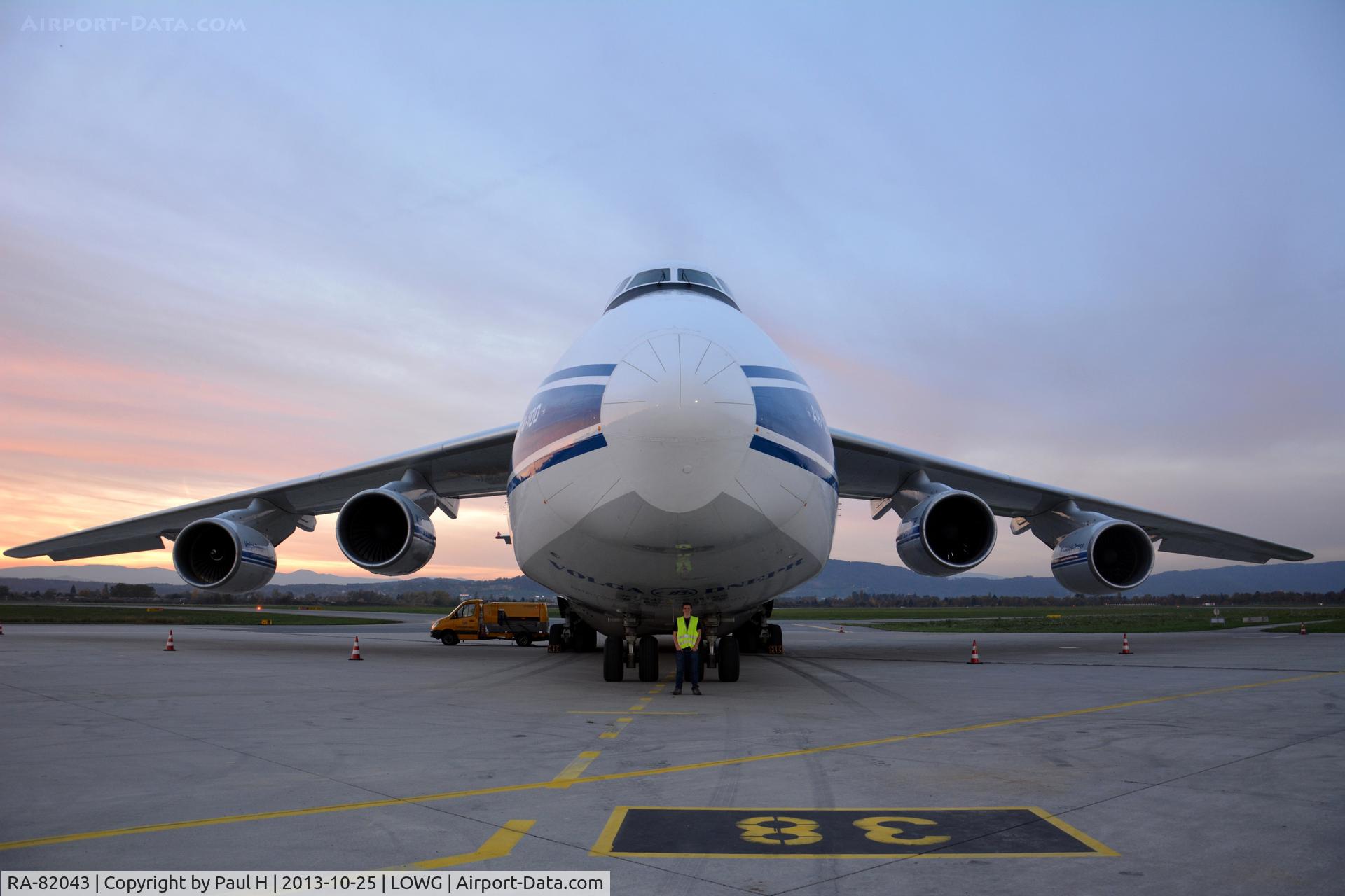 RA-82043, 1990 Antonov An-124-100 Ruslan C/N 9773054155101/0607, The front of the An-124, RA-82043