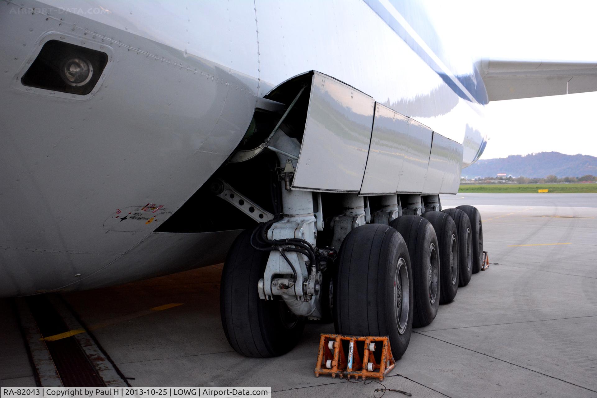 RA-82043, 1990 Antonov An-124-100 Ruslan C/N 9773054155101/0607, A massive landing gear