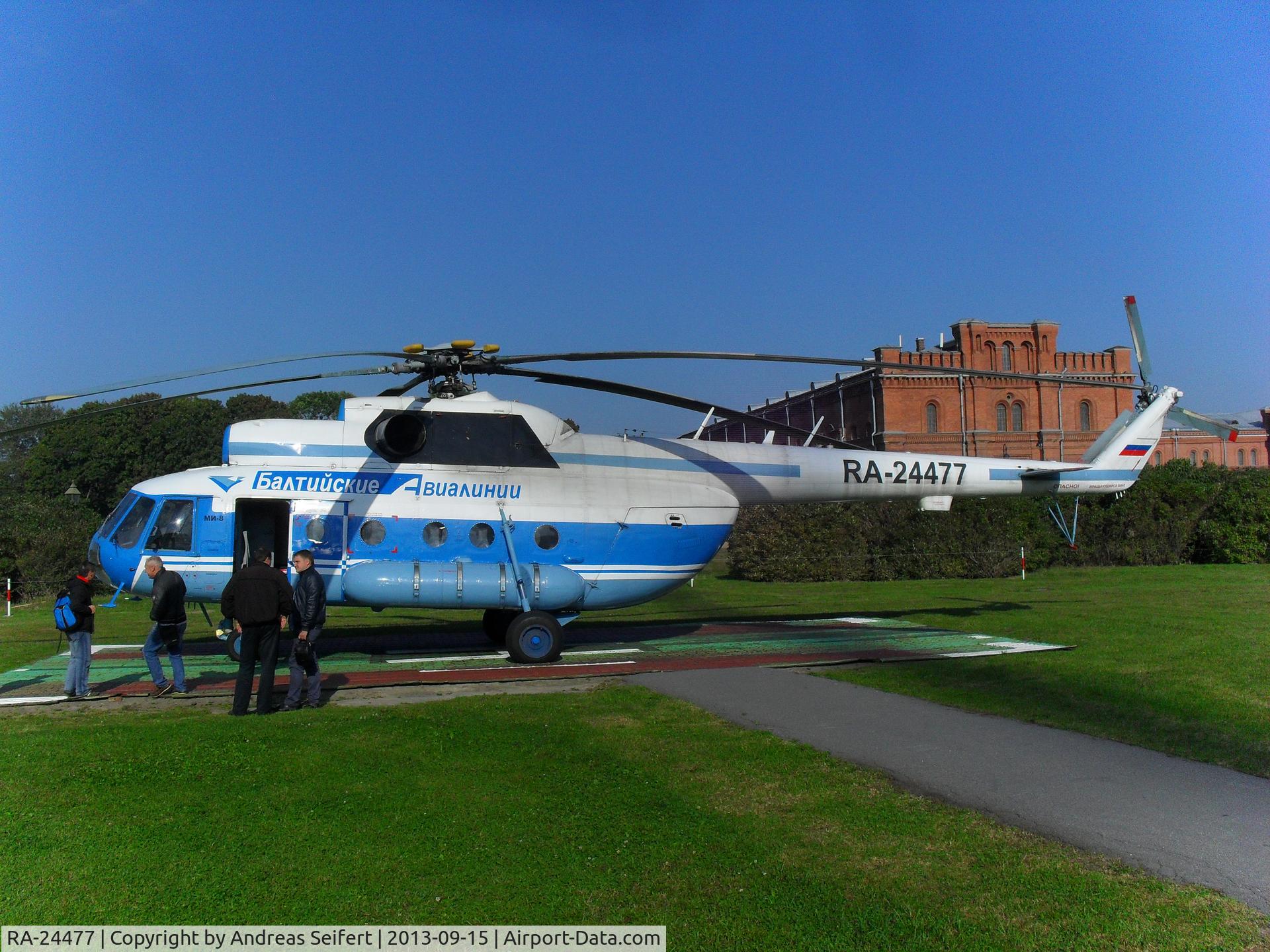 RA-24477, Mil Mi-8T C/N 98628827, Mi-8 für Rundflüge über St.Petersburg am 15.9.2013
