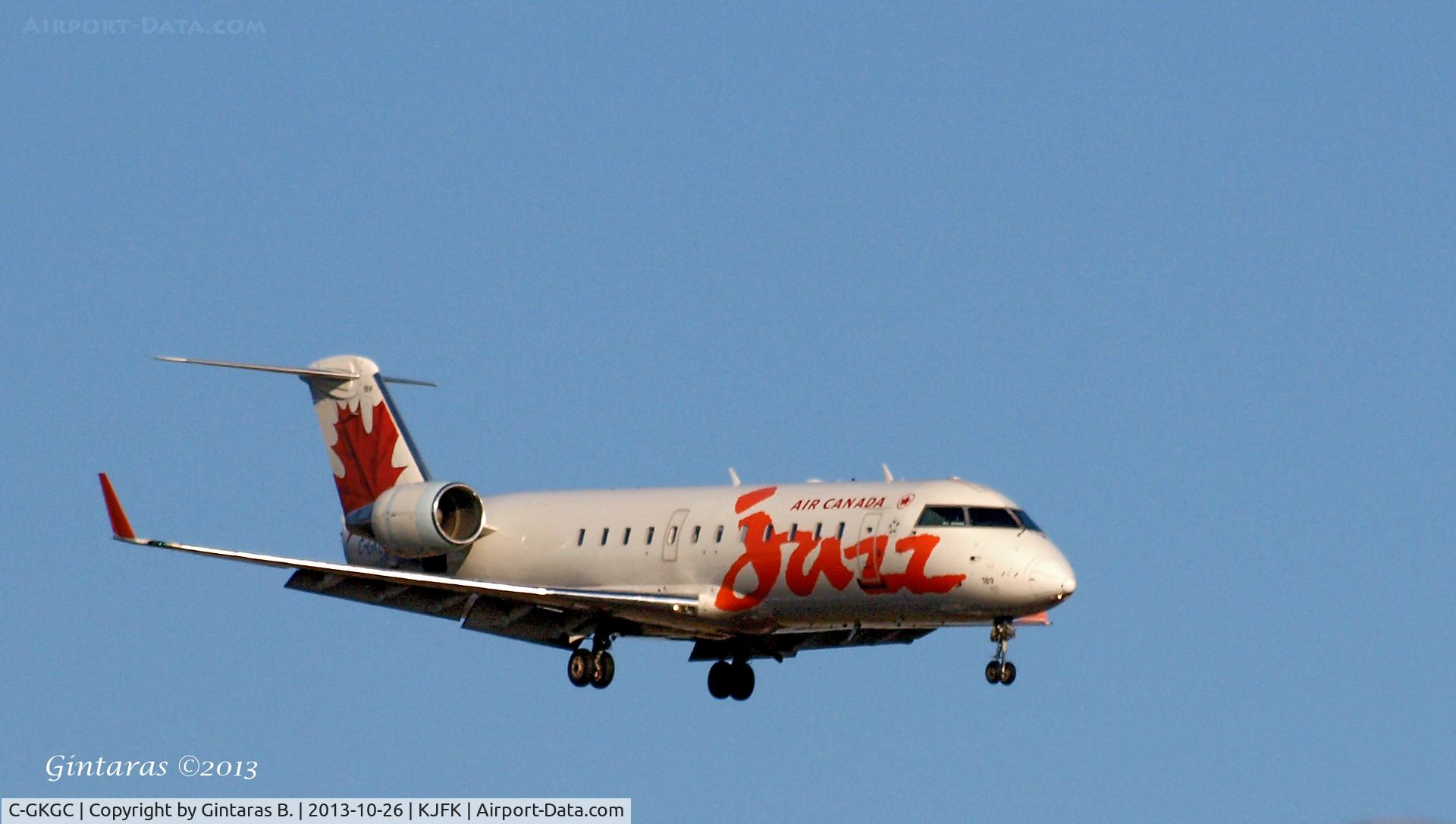 C-GKGC, 1999 Canadair CRJ-200ER (CL-600-2B19) C/N 7334, Going to a landing on 22L @ JFK