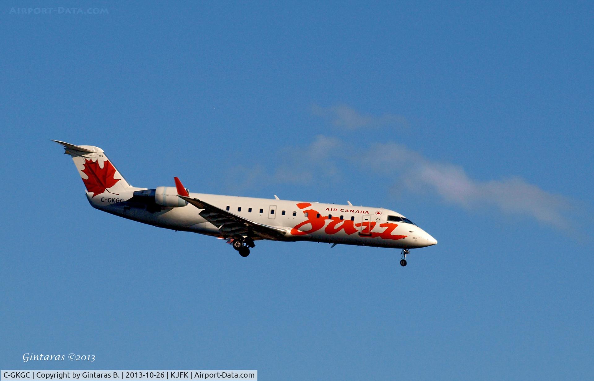 C-GKGC, 1999 Canadair CRJ-200ER (CL-600-2B19) C/N 7334, Going to a landing on 22L @ JFK