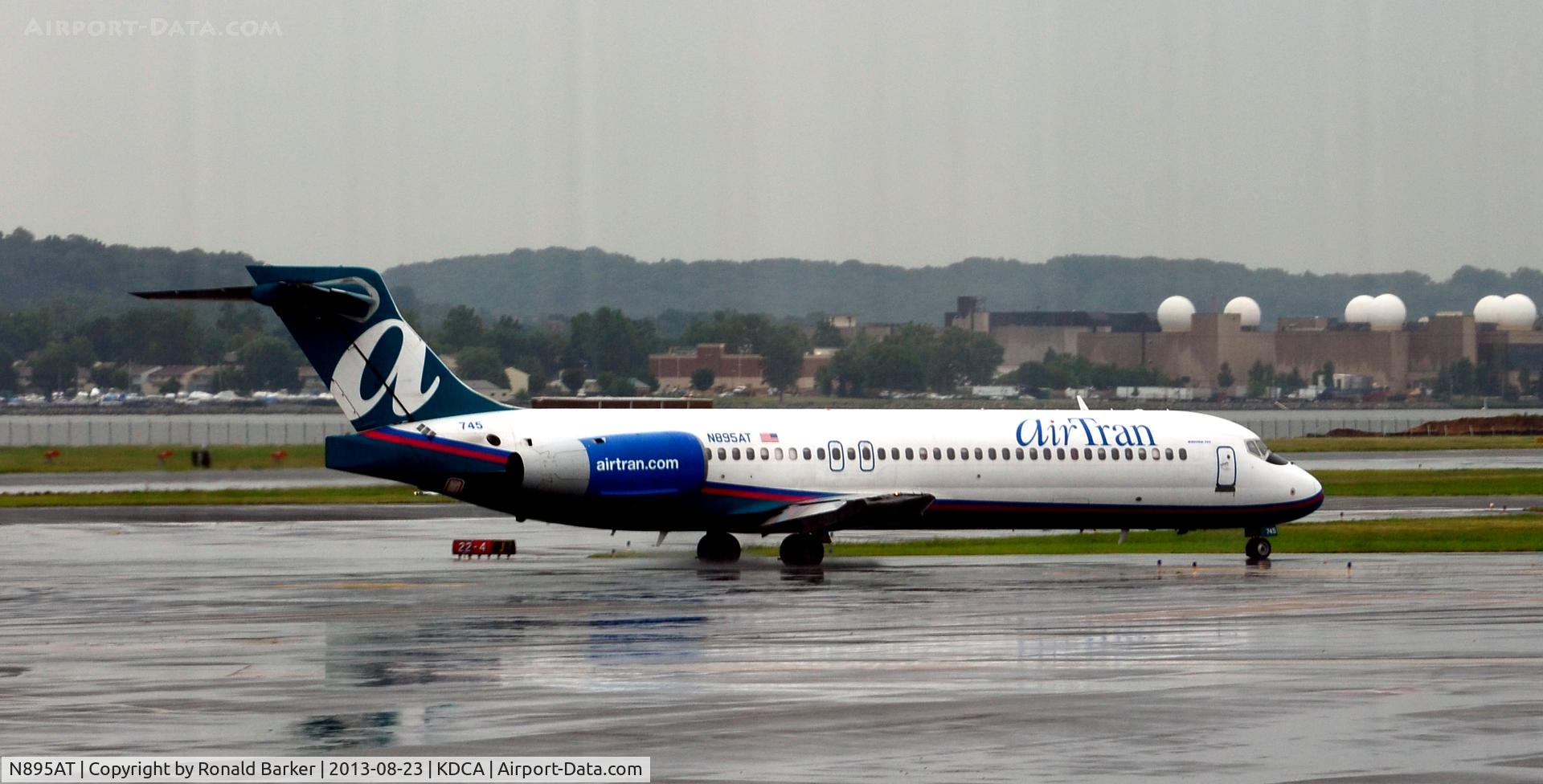 N895AT, 2004 Boeing 717-200 C/N 55047, Taxi to parking National