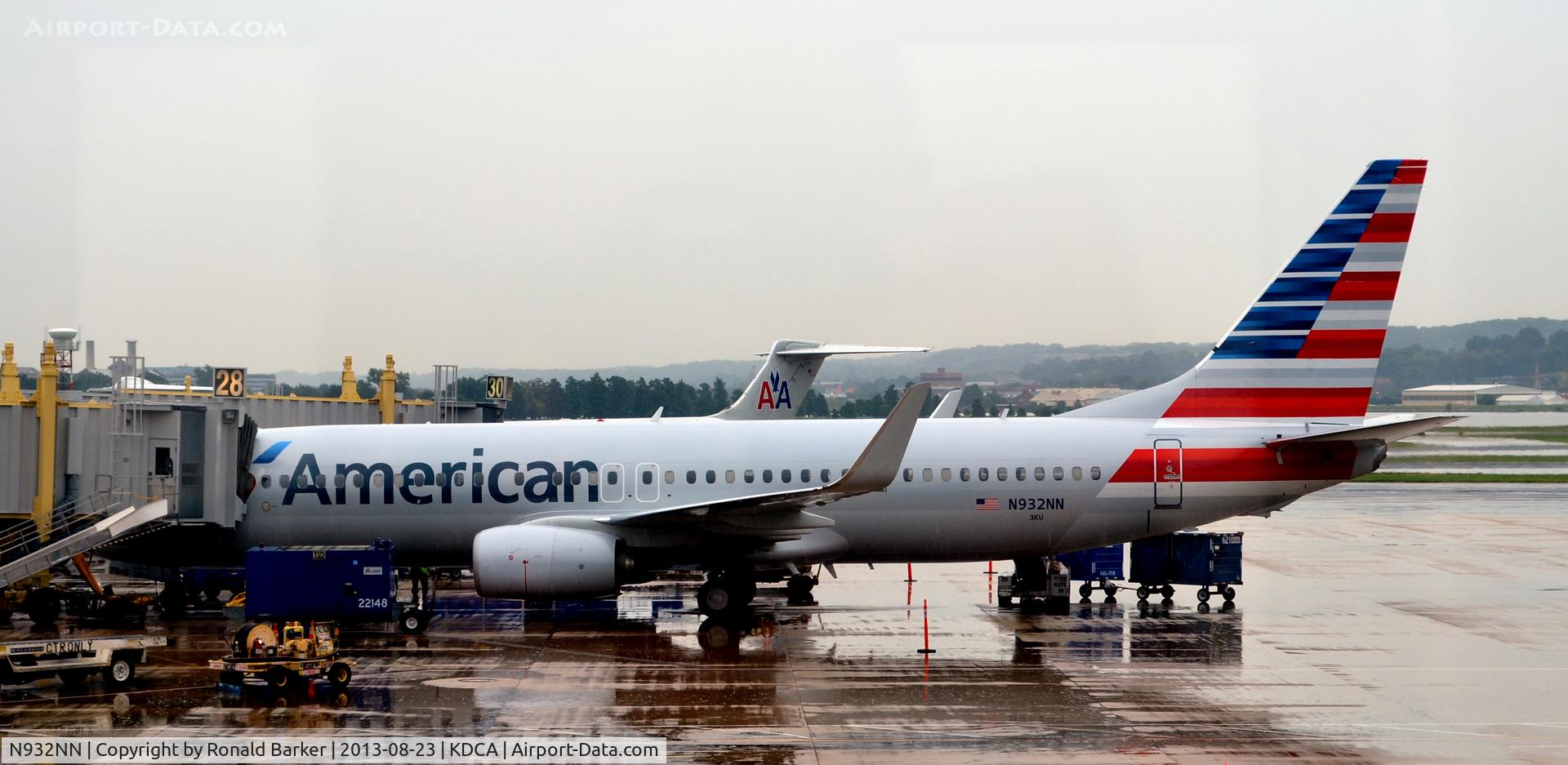 N932NN, 2013 Boeing 737-832 C/N 33488, Being serviced at Gate 28 National