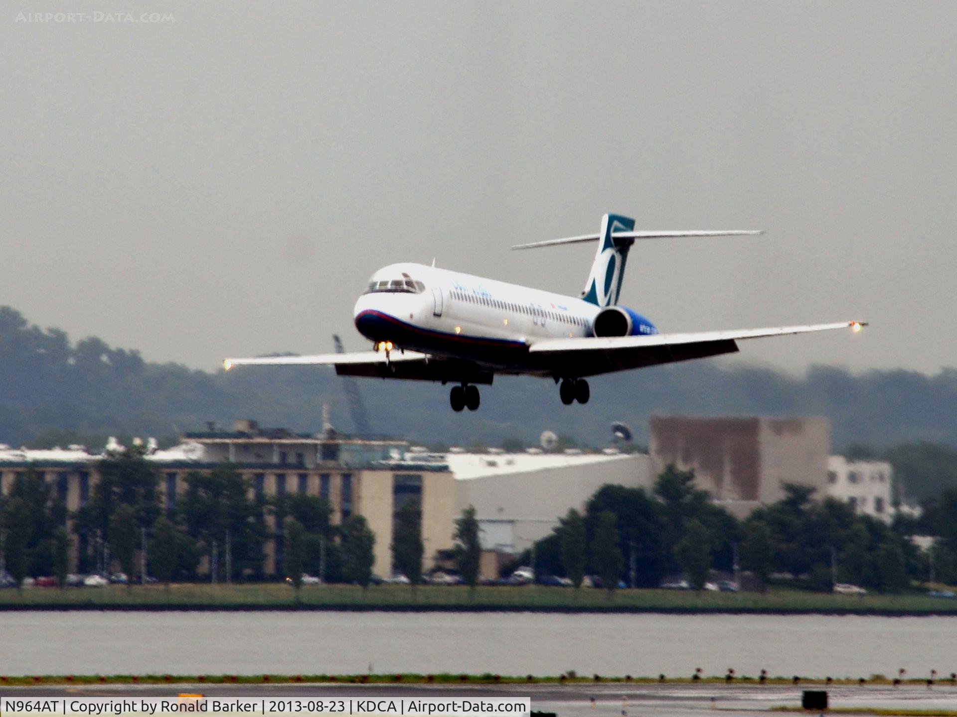 N964AT, 2001 Boeing 717-200 C/N 55025, Landing approach National
