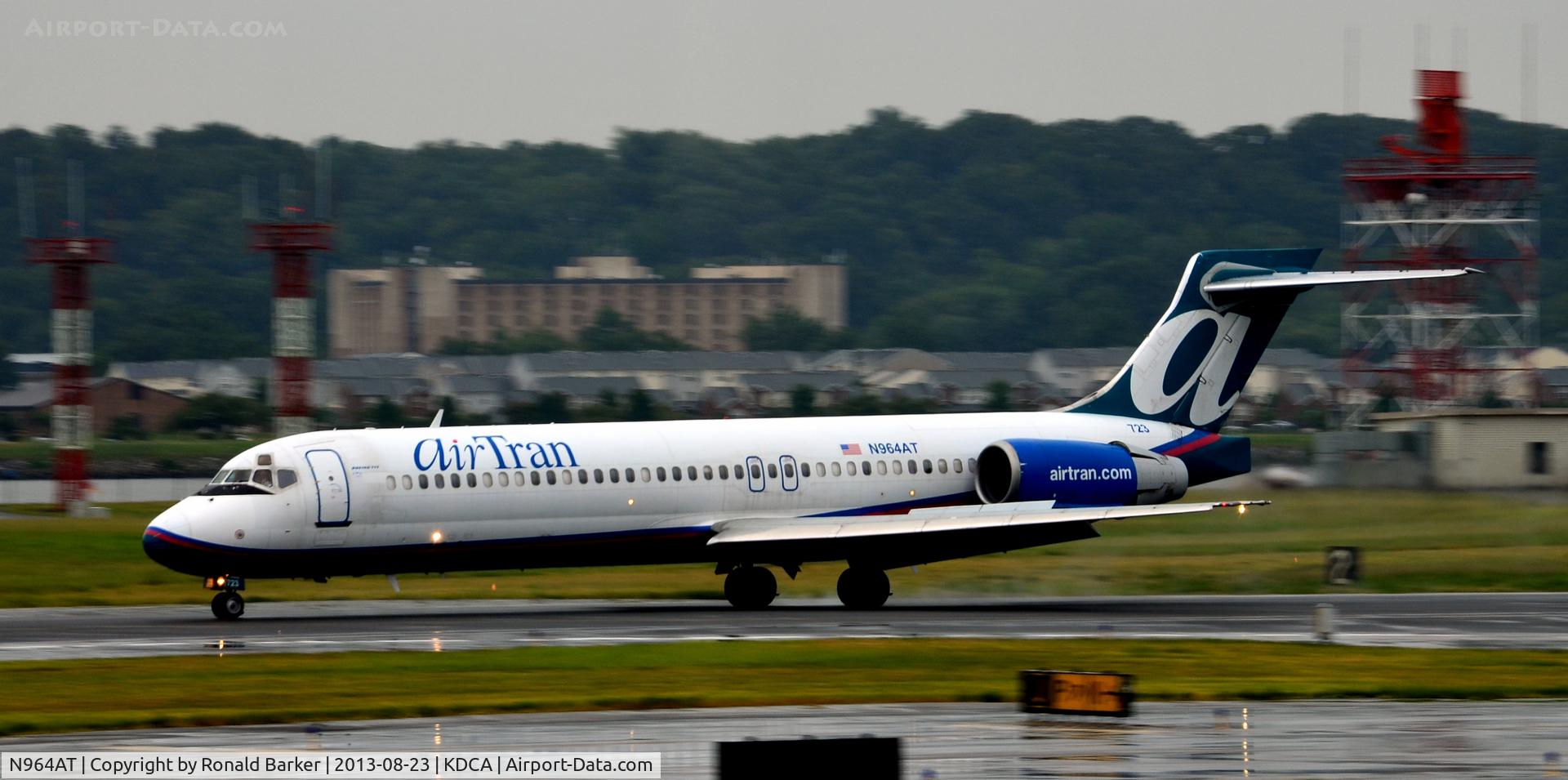 N964AT, 2001 Boeing 717-200 C/N 55025, Landing National