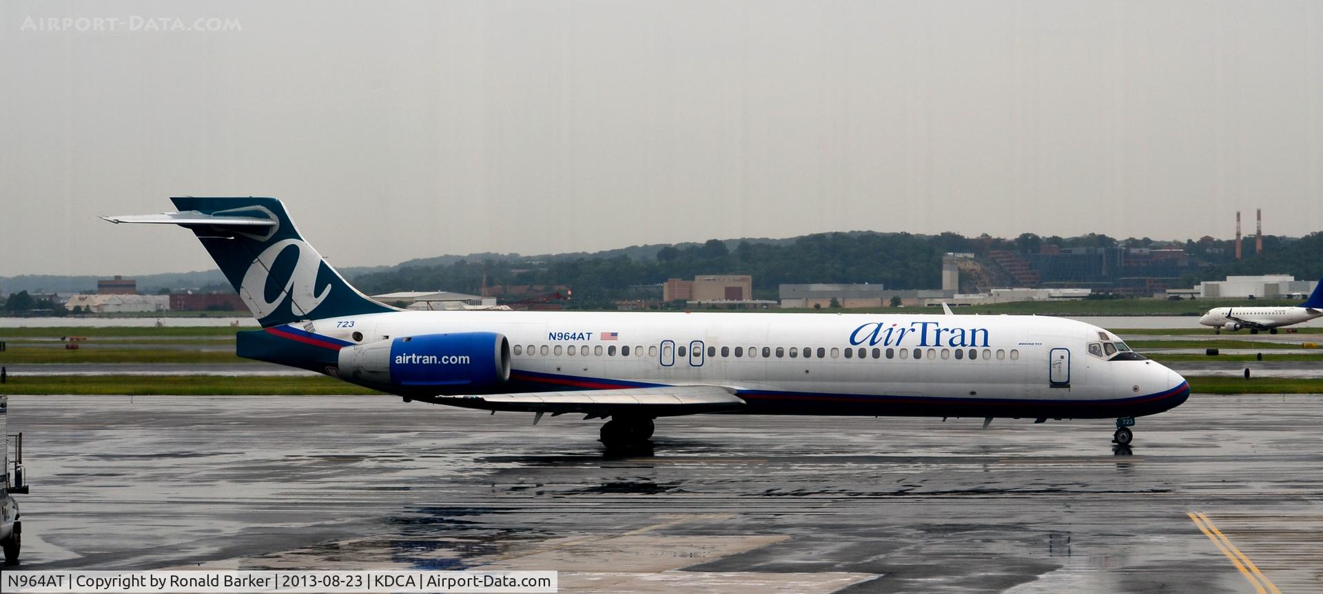 N964AT, 2001 Boeing 717-200 C/N 55025, Taxi to parking National