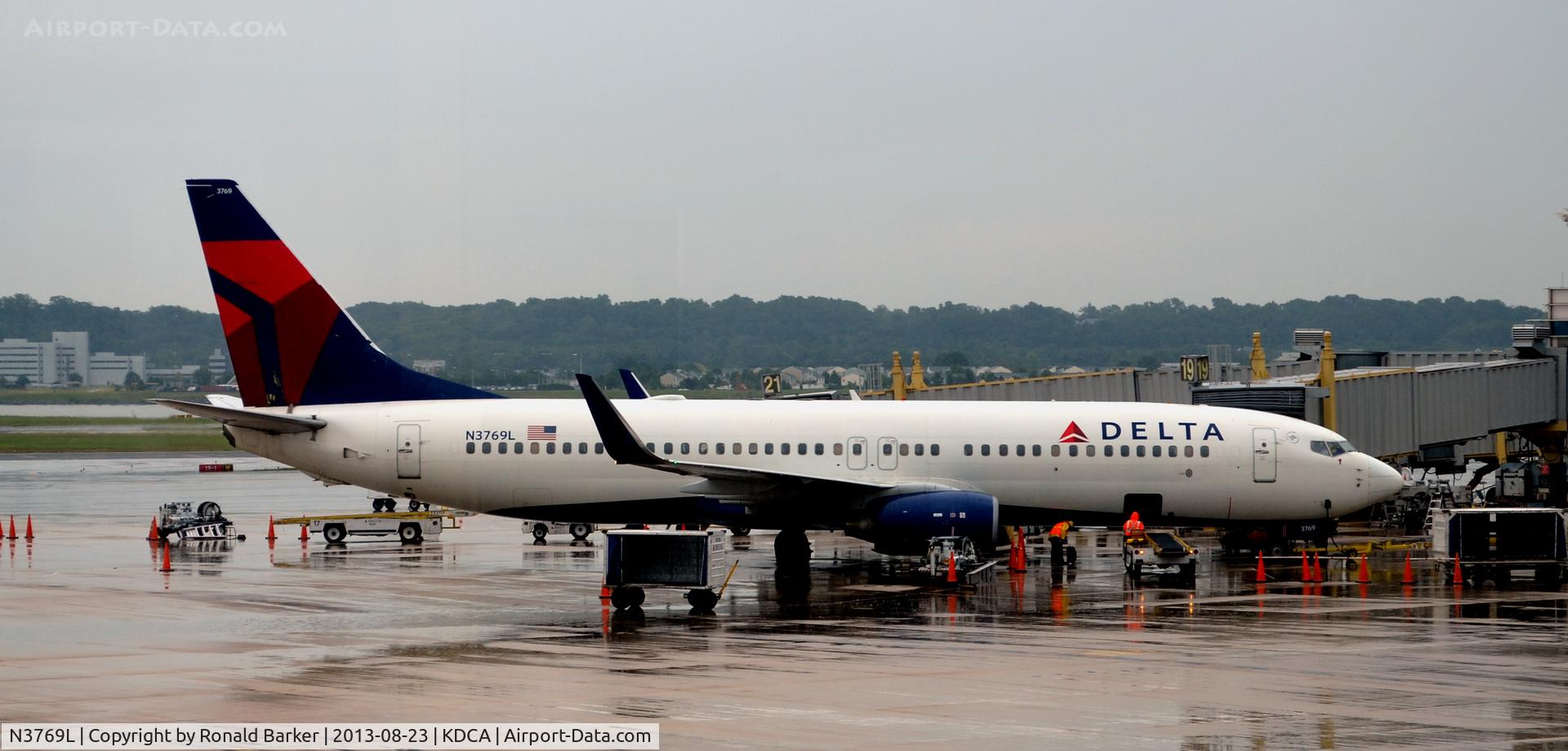 N3769L, 2002 Boeing 737-832 C/N 30822, Gate 19 National