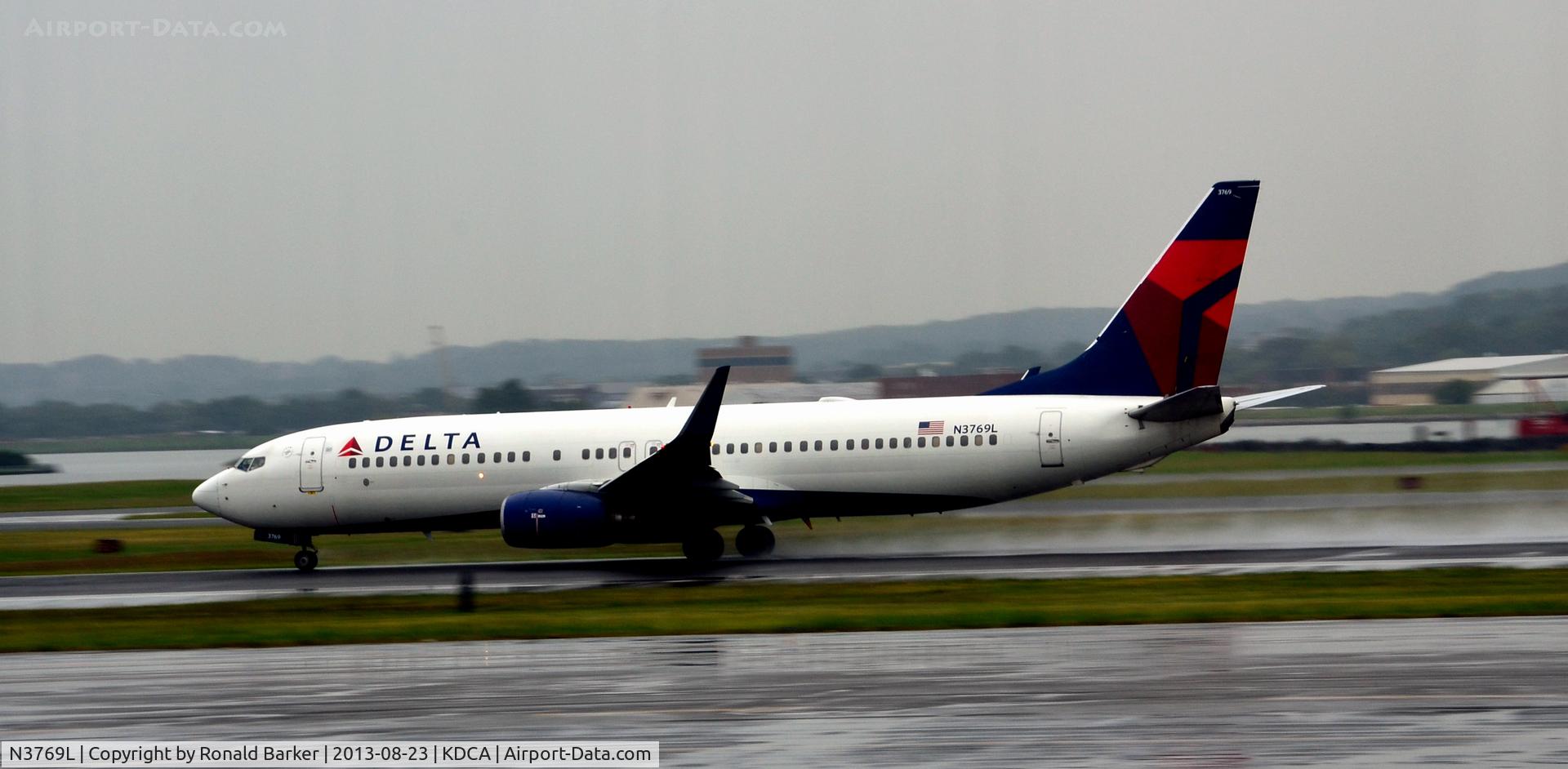 N3769L, 2002 Boeing 737-832 C/N 30822, Takeoff roll National
