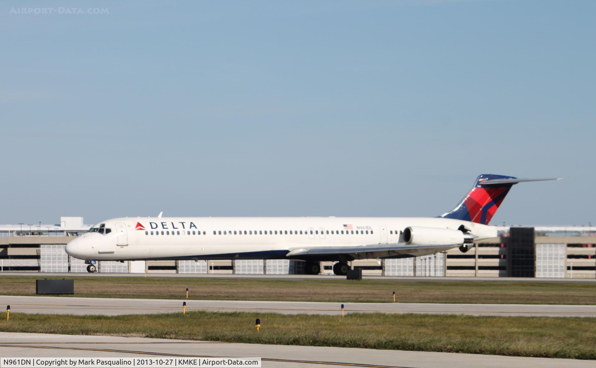 N961DN, McDonnell Douglas MD-90-30 C/N 53531, MD-90-30
