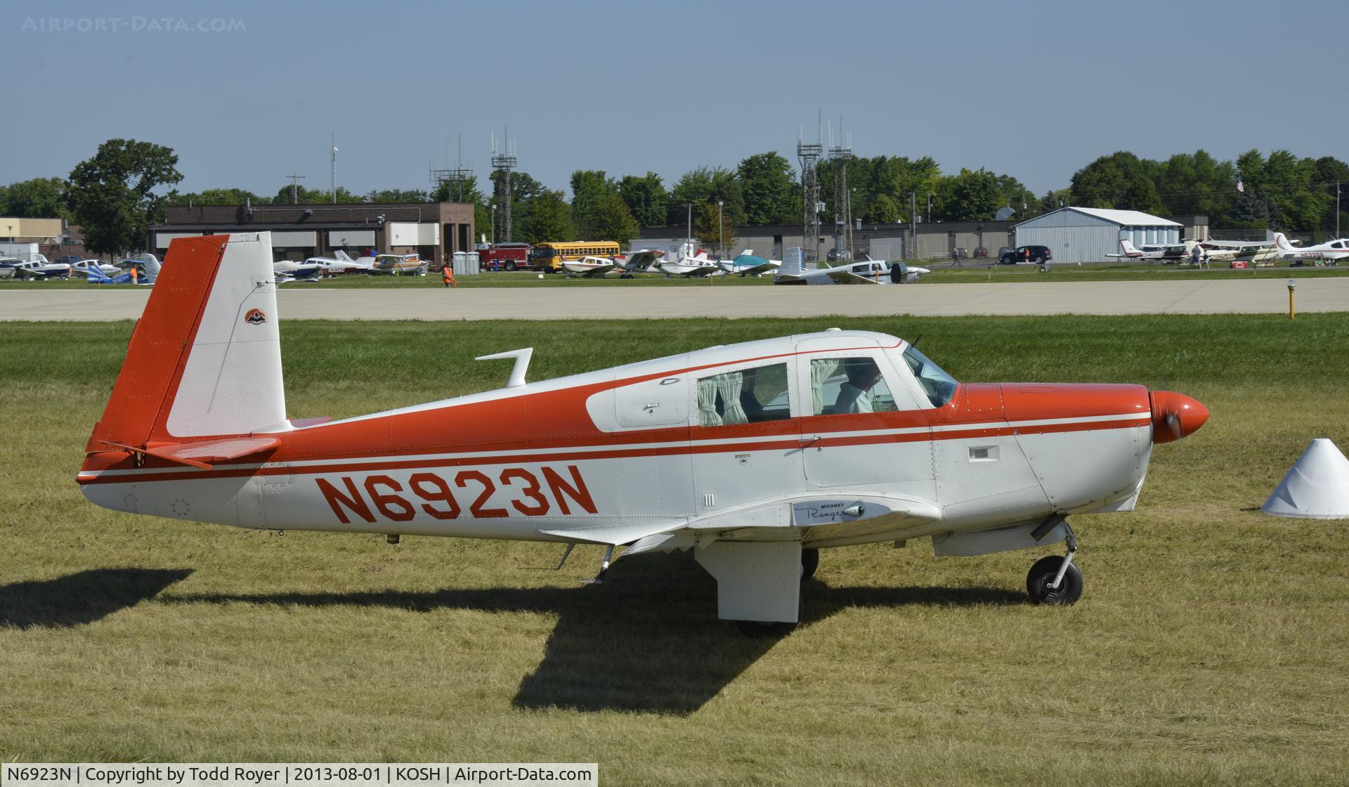 N6923N, 1968 Mooney M20C Ranger C/N 680181, Airventure 2013