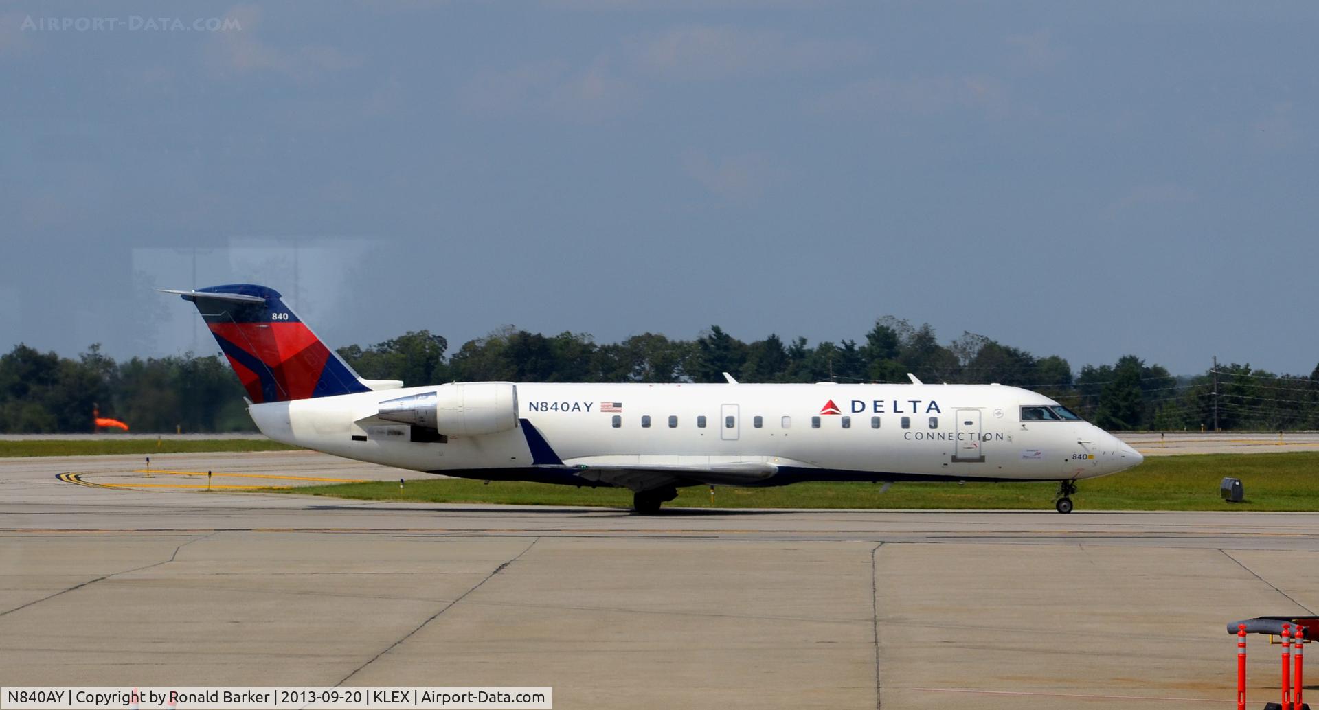 N840AY, 2005 Bombardier CRJ-200 (CL-600-2B19) C/N 8040, Taxi Lexington