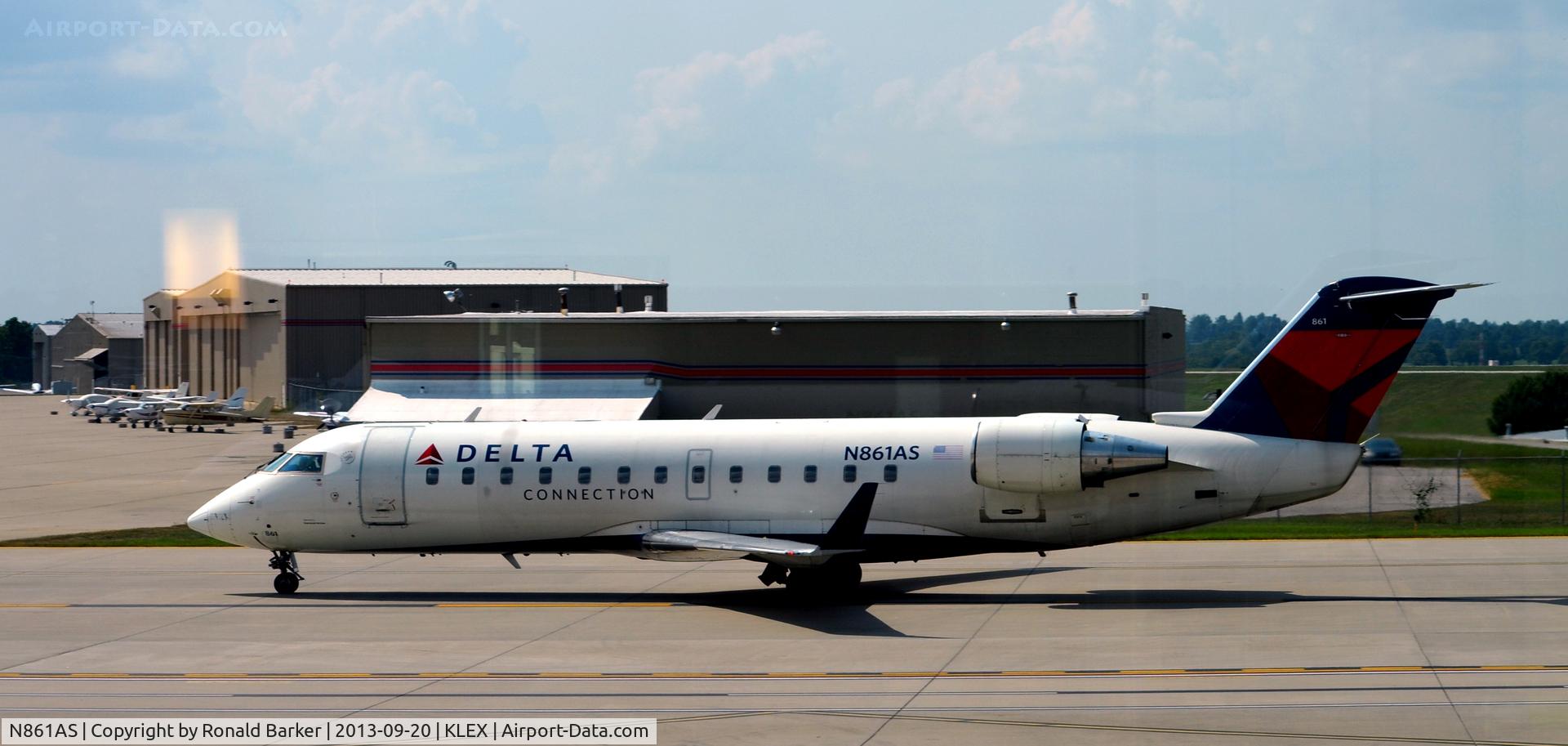 N861AS, 2000 Bombardier CRJ-200ER (CL-600-2B19) C/N 7445, Taxi Lexington