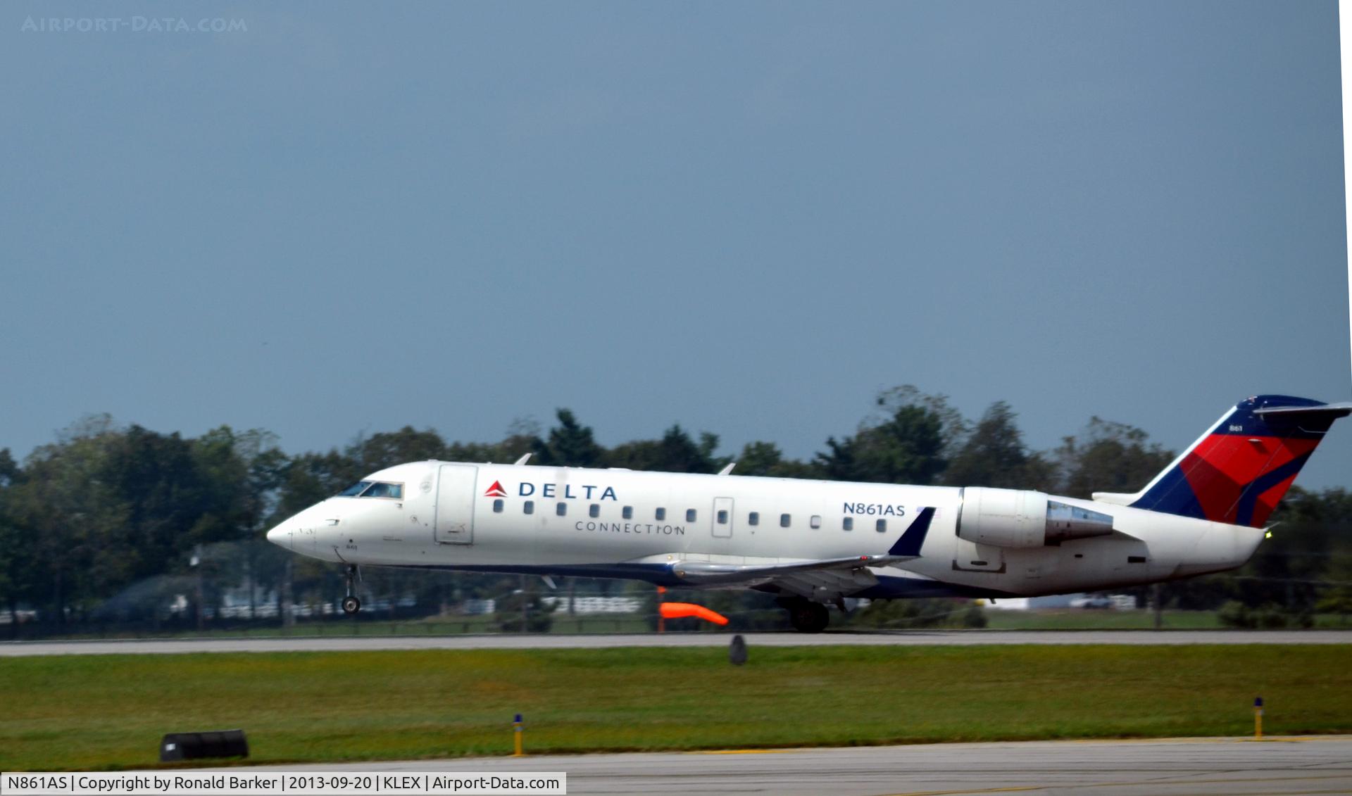 N861AS, 2000 Bombardier CRJ-200ER (CL-600-2B19) C/N 7445, Landing Lexington