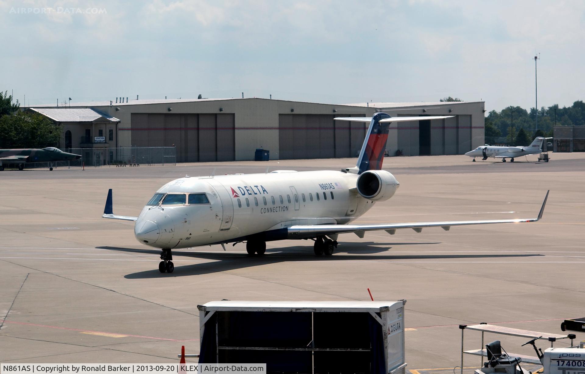 N861AS, 2000 Bombardier CRJ-200ER (CL-600-2B19) C/N 7445, Taxi Lexington