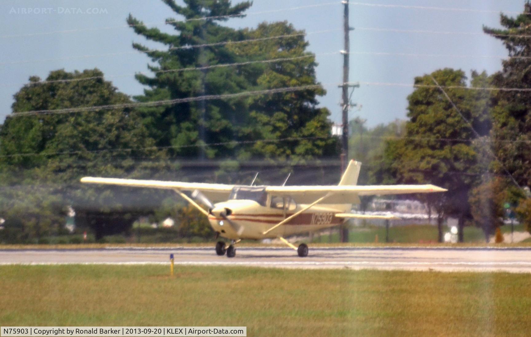 N75903, 1976 Cessna 172N C/N 17268027, Landing Lexington