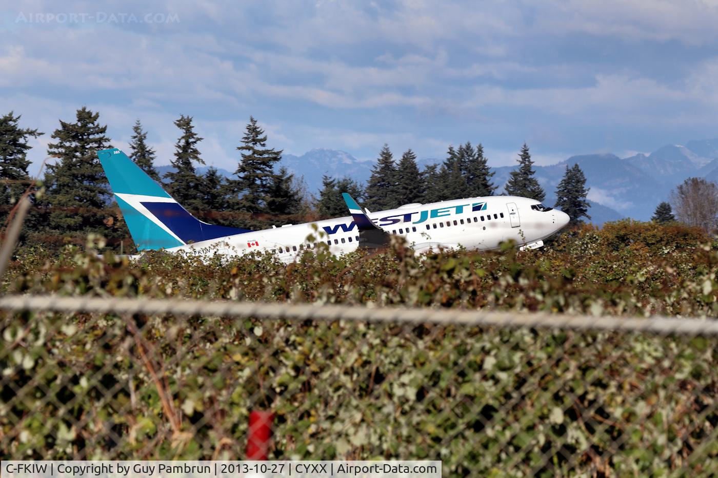 C-FKIW, 2011 Boeing 737-7CT C/N 37955, Departing