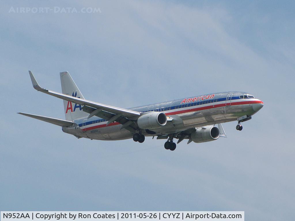 N952AA, 2000 Boeing 737-823 C/N 30088, A 2000 American Airlines Boeing 737-823 landing at Toronto Int'l Airport