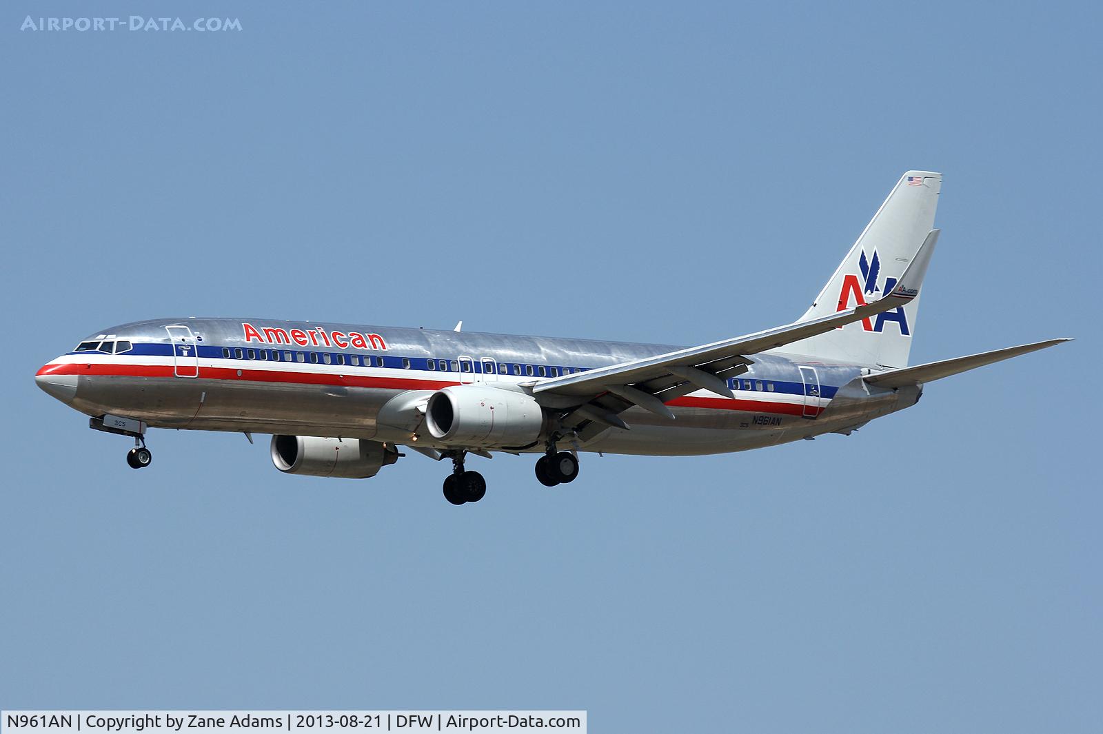 N961AN, 2001 Boeing 737-823 C/N 30092, Landing at DFW Airport
