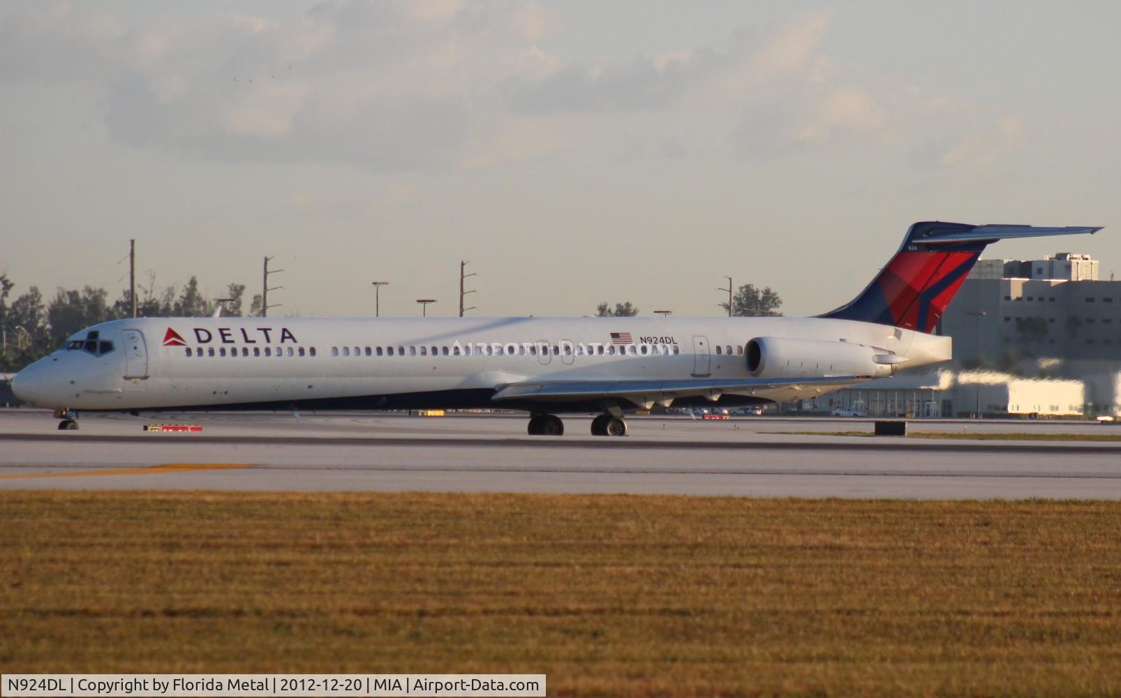 N924DL, 1988 McDonnell Douglas MD-88 C/N 49711, Delta MD-88
