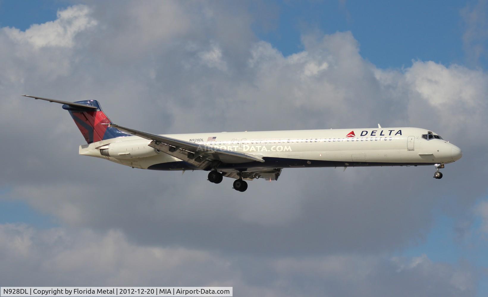 N928DL, 1988 McDonnell Douglas MD-88 C/N 49715, Delta MD-88