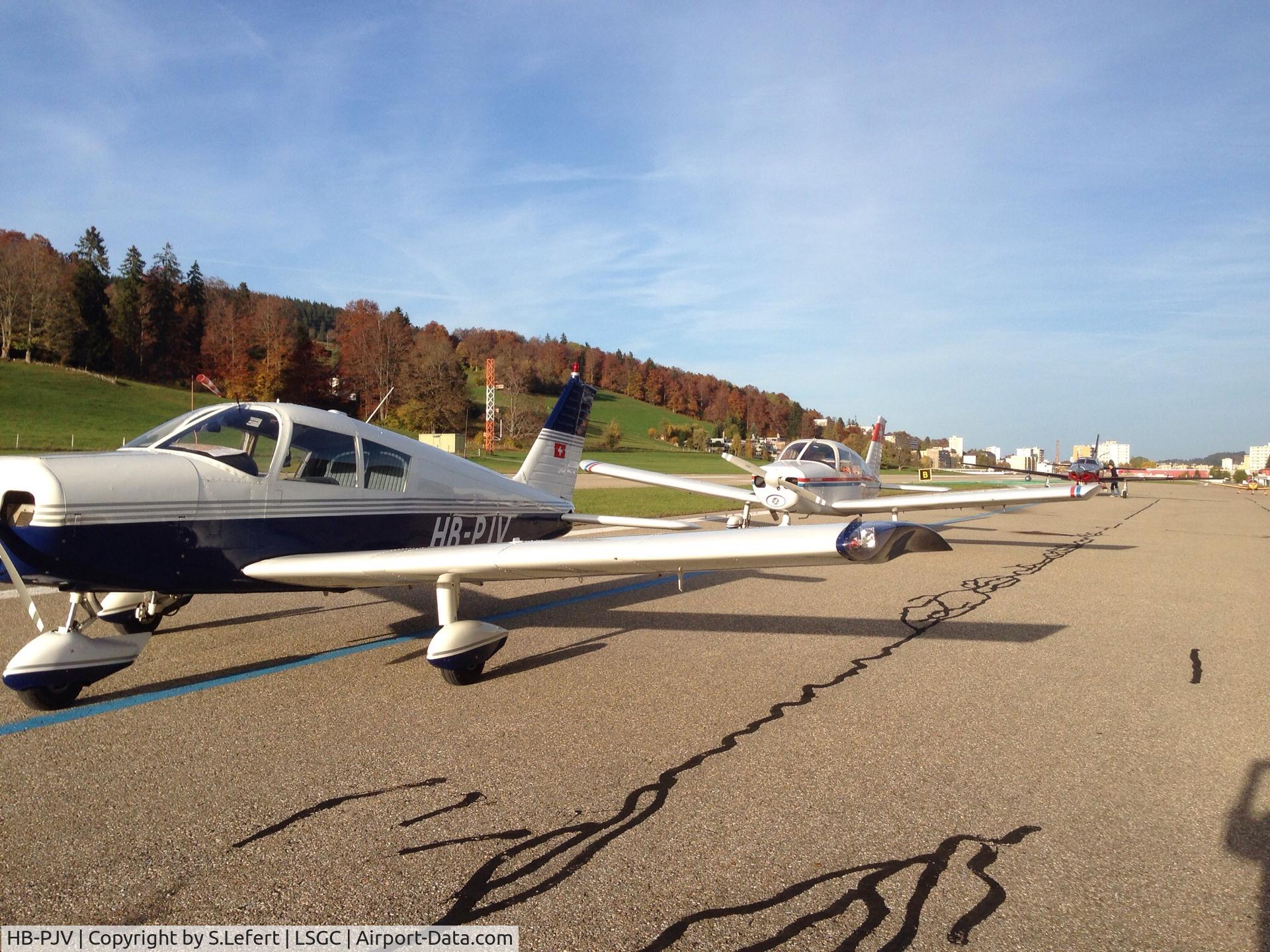 HB-PJV, 1967 Piper PA-28-140 Cruiser C/N 28-22942, With sister HB-OZB@Les epplatures