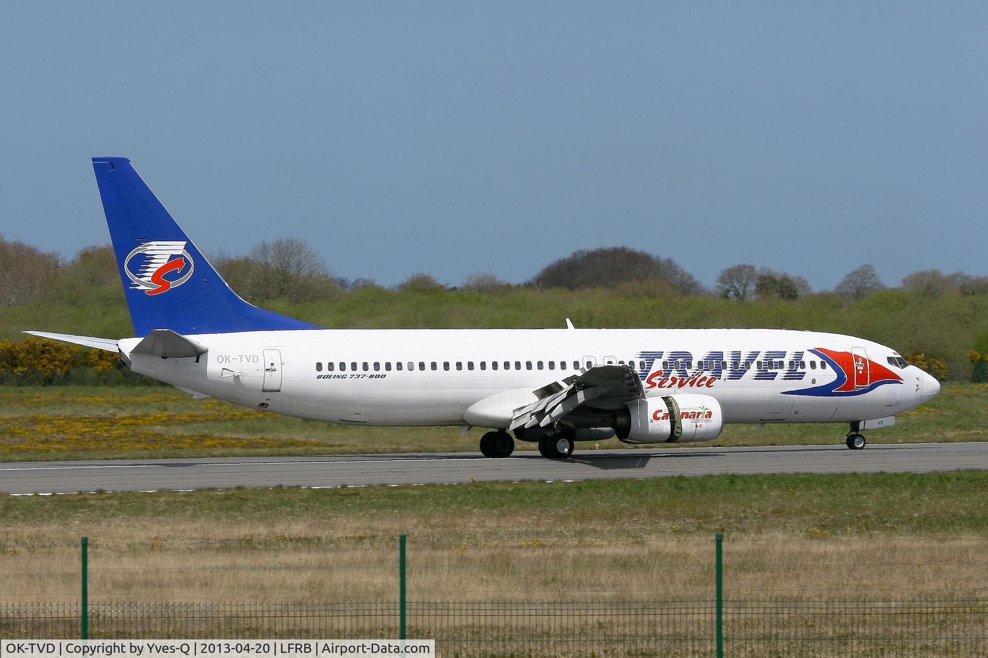 OK-TVD, 1999 Boeing 737-86N C/N 28595, Boeing 737-86N, Reverse thrust landing rwy 07R, Brest-Bretagne Airport (LFRB-BES)