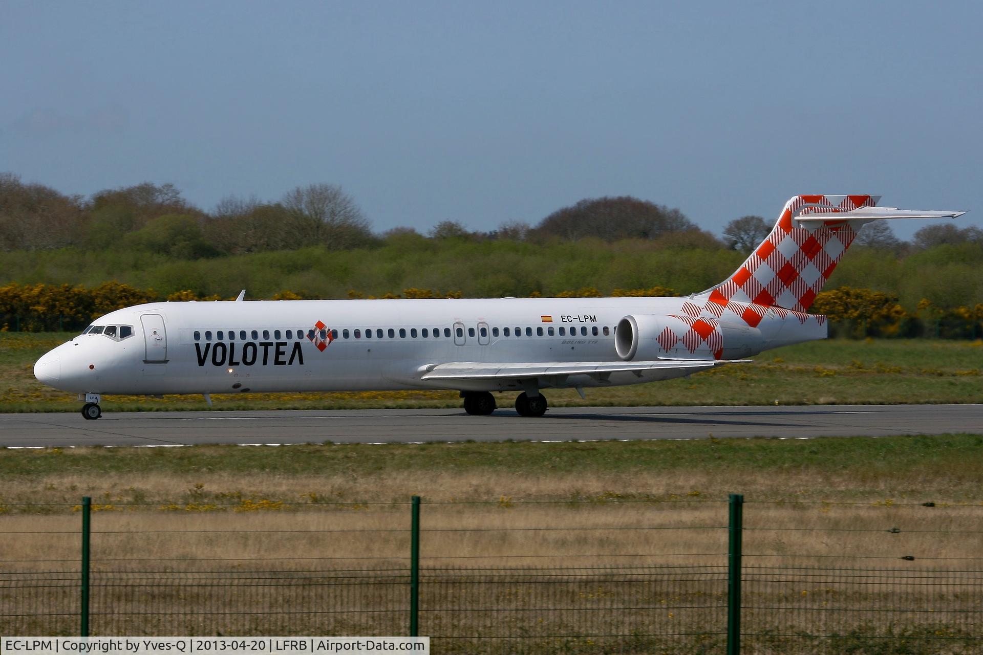 EC-LPM, 2005 Boeing 717-2BL C/N 55185, Boeing 717-2BL, Taxiing to holding point Rwy 07R, Brest-Bretagne Airport (LFRB-BES)