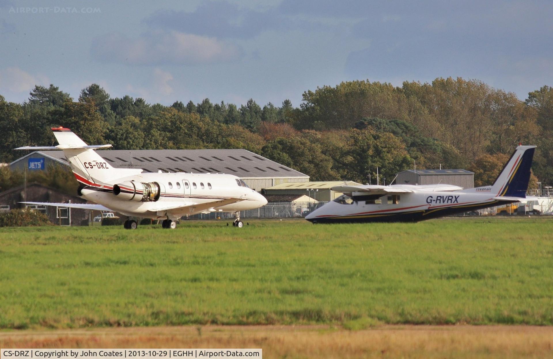 CS-DRZ, 2007 Hawker Beechcraft 800XPi C/N 258847, Engine running while G-RVRX taxies by