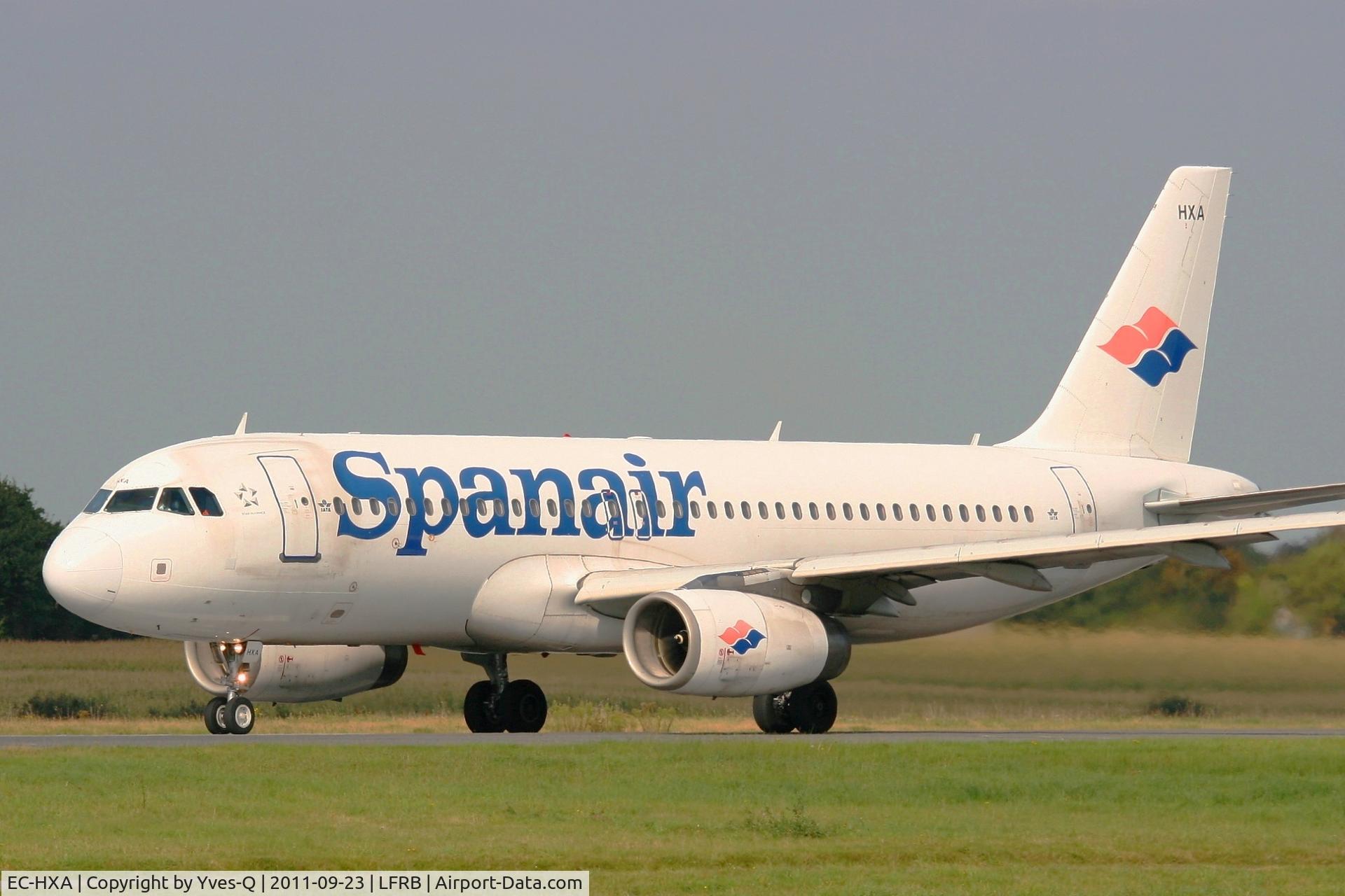 EC-HXA, 2001 Airbus A320-232 C/N 1497, Airbus A320-232, Taxiing to holding point Rwy 07R, Brest-Bretagne Airport (LFRB-BES)