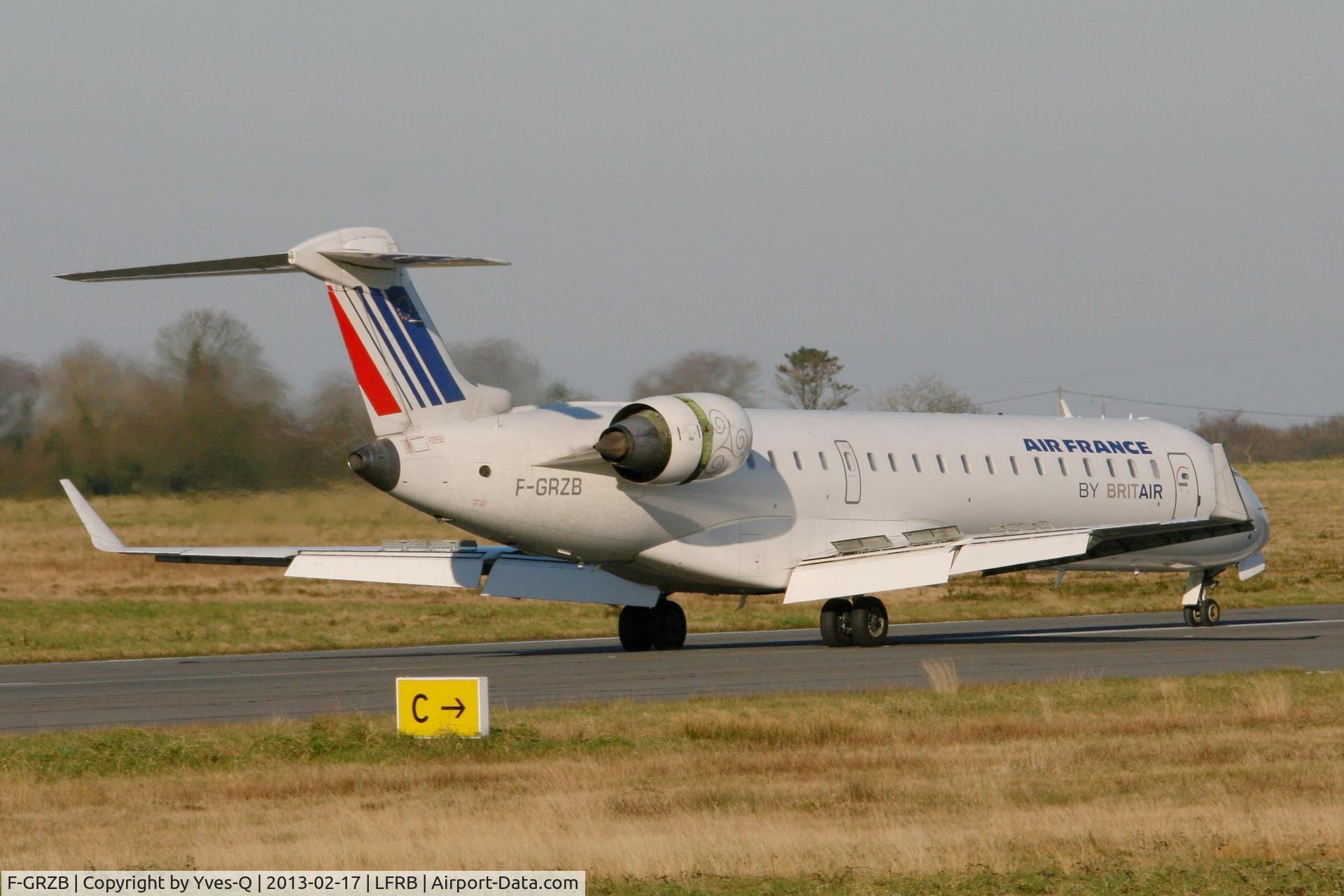 F-GRZB, Canadair CRJ-702 (CL-600-2C10) Regional Jet C/N 10007, Canadair Regional Jet CRJ-702, Landing Rwy 07R, Brest-Bretagne Airport (LFRB-BES)