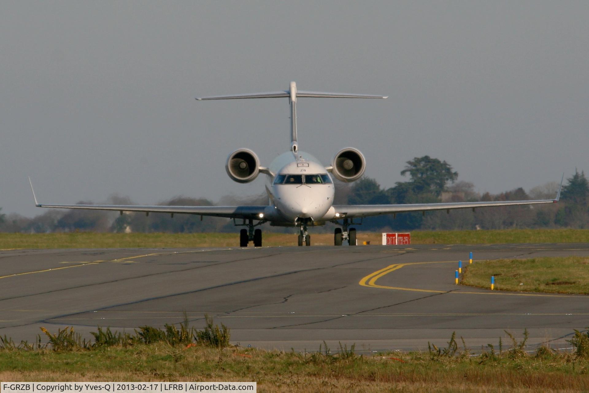 F-GRZB, Canadair CRJ-702 (CL-600-2C10) Regional Jet C/N 10007, Canadair CL-600-2C10 Regional Jet CRJ-702, Taxiing to boarding area, Brest-Bretagne Airport (LFRB-BES)