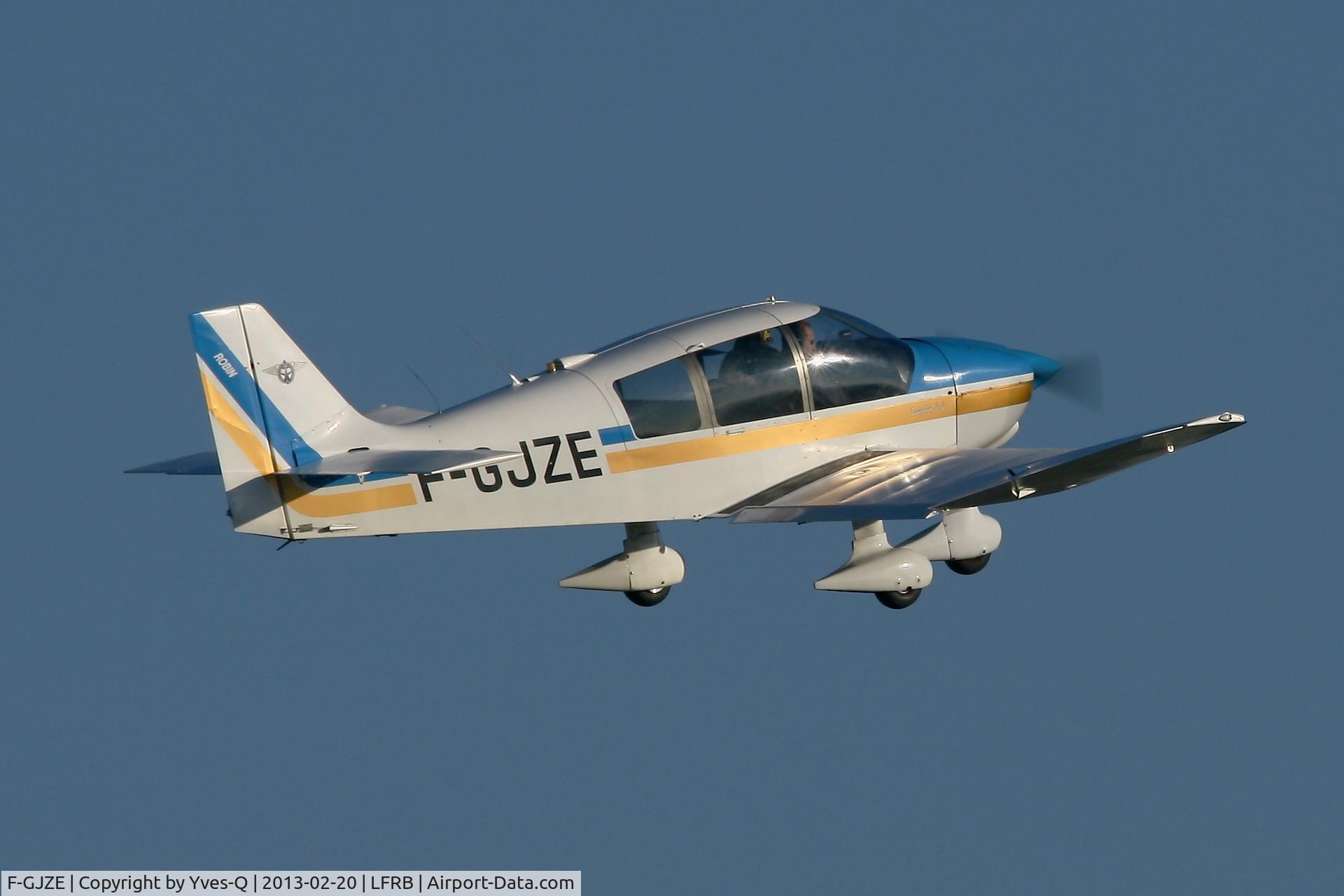 F-GJZE, Robin DR-400-120 Petit Prince C/N 2005, Robin DR-400-120, Take-off Rwy 25L, Brest-Bretagne Airport (LFRB-BES)
