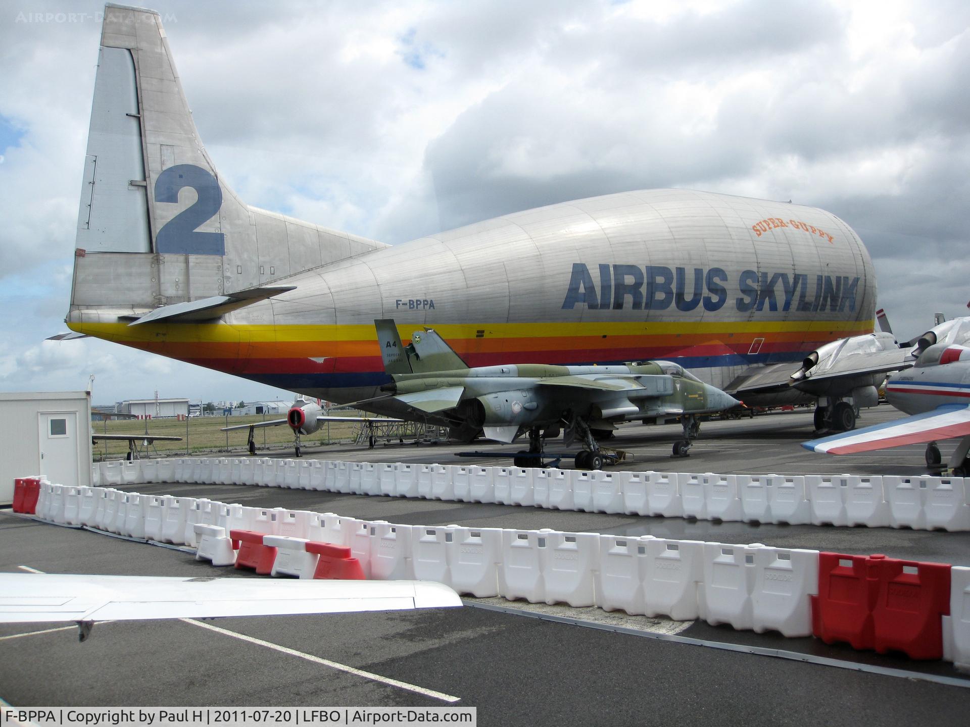 F-BPPA, 1969 Aero Spacelines 377SGT Super Guppy Turbine C/N 0002, Super Guppy and damaged Jaguar