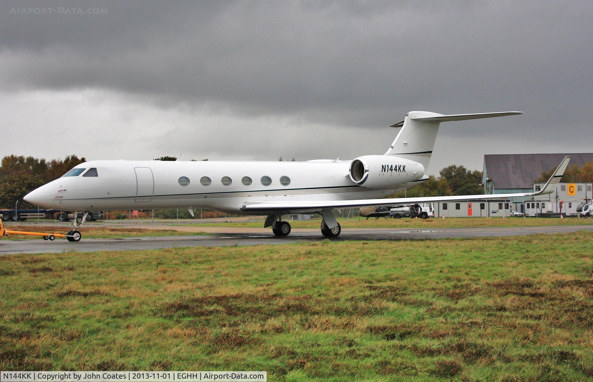 N144KK, 1998 Gulfstream Aerospace Gulfstream V C/N 559, Being pushed back to parking area from European Aviation