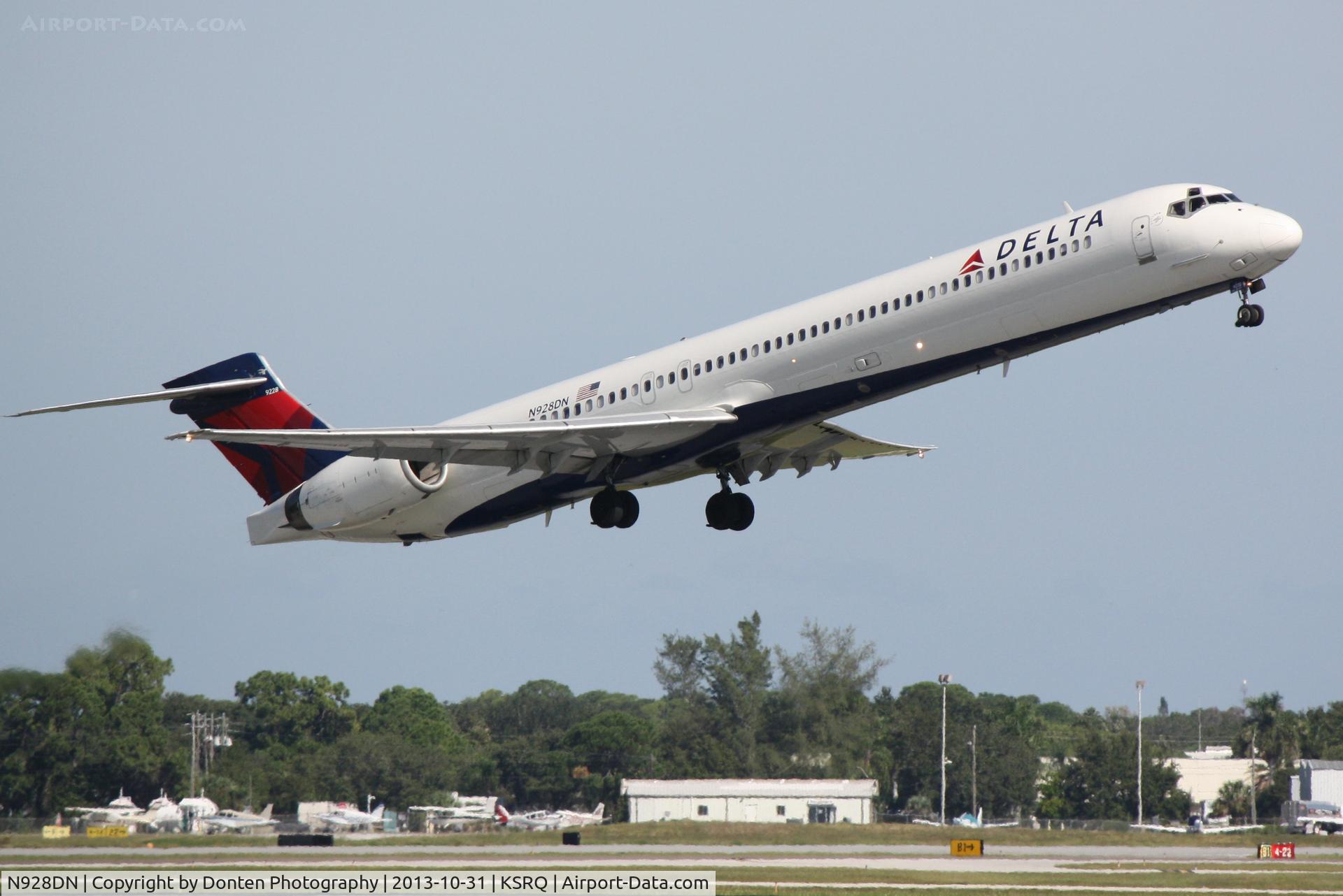N928DN, 1999 McDonnell Douglas MD-90-30 C/N 53590, Delta Flight 2298 (N928DN) departs Sarasota-Bradenton International Airport enroute to Hartsfield-Jackson Atlanta International Airport