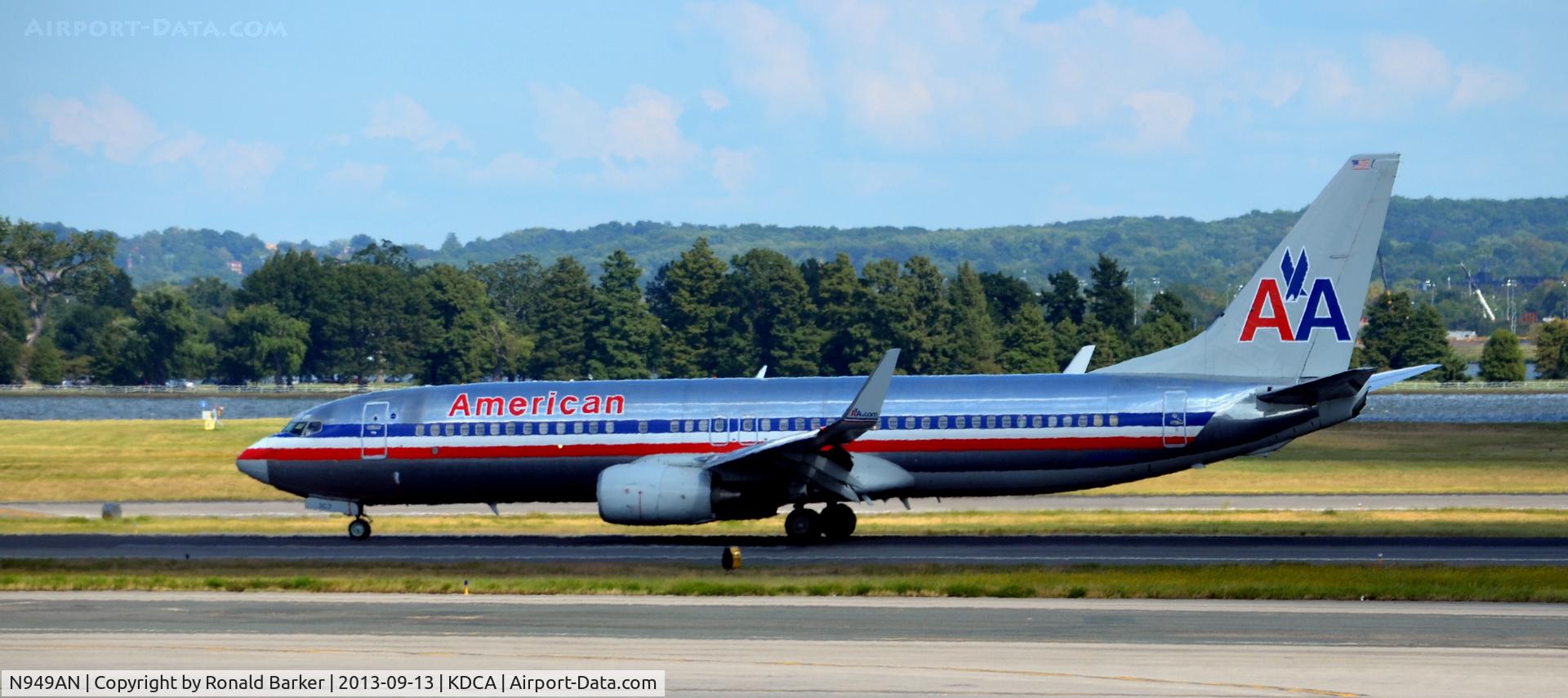 N949AN, 2000 Boeing 737-823 C/N 29537, Landing roll National