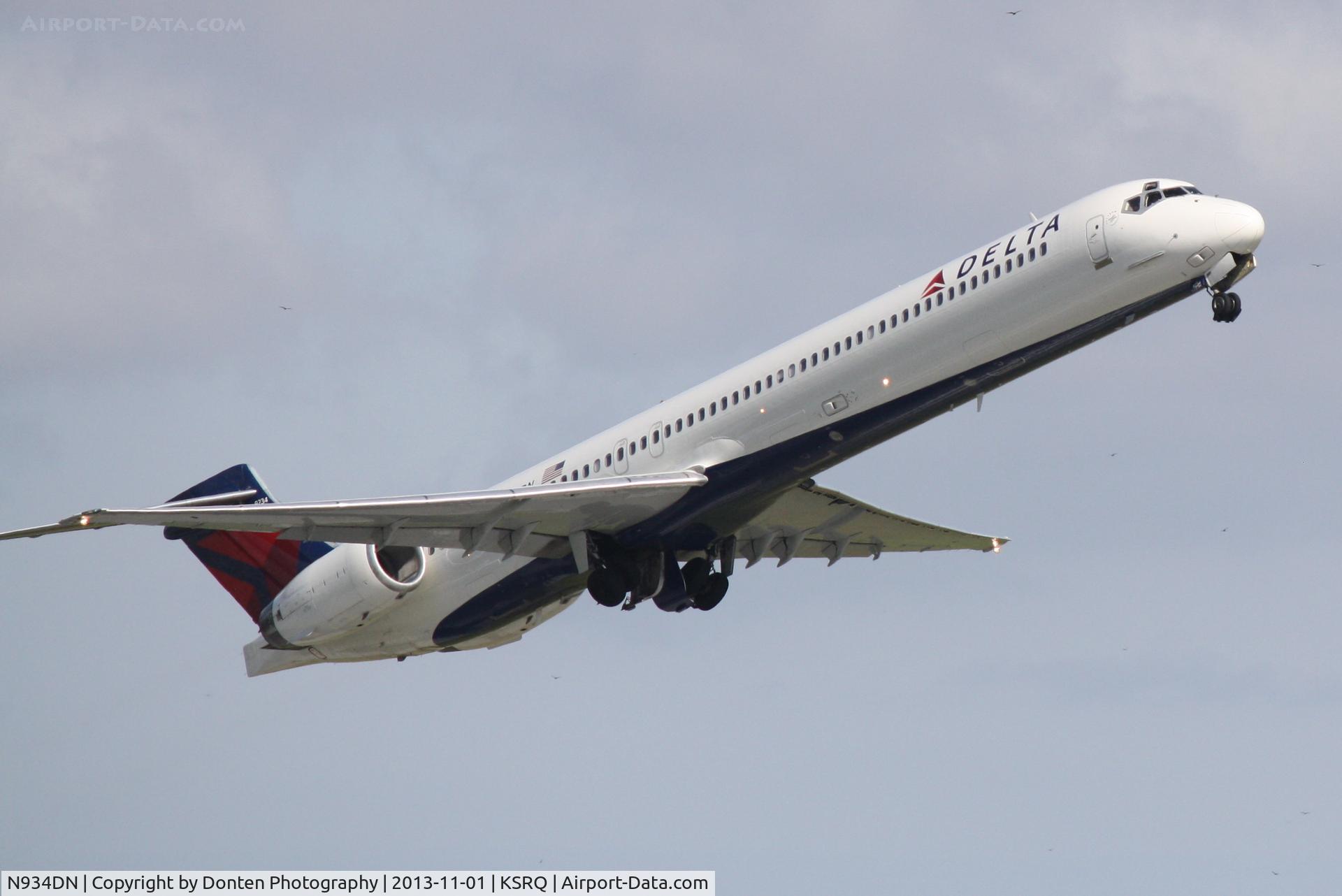 N934DN, 1996 McDonnell Douglas MD-90-30 C/N 53462, Delta Flight 2298 (N934DN) departs Sarasota-Bradenton International Airport enroute to Hartsfield-Jackson Atlanta International Airport