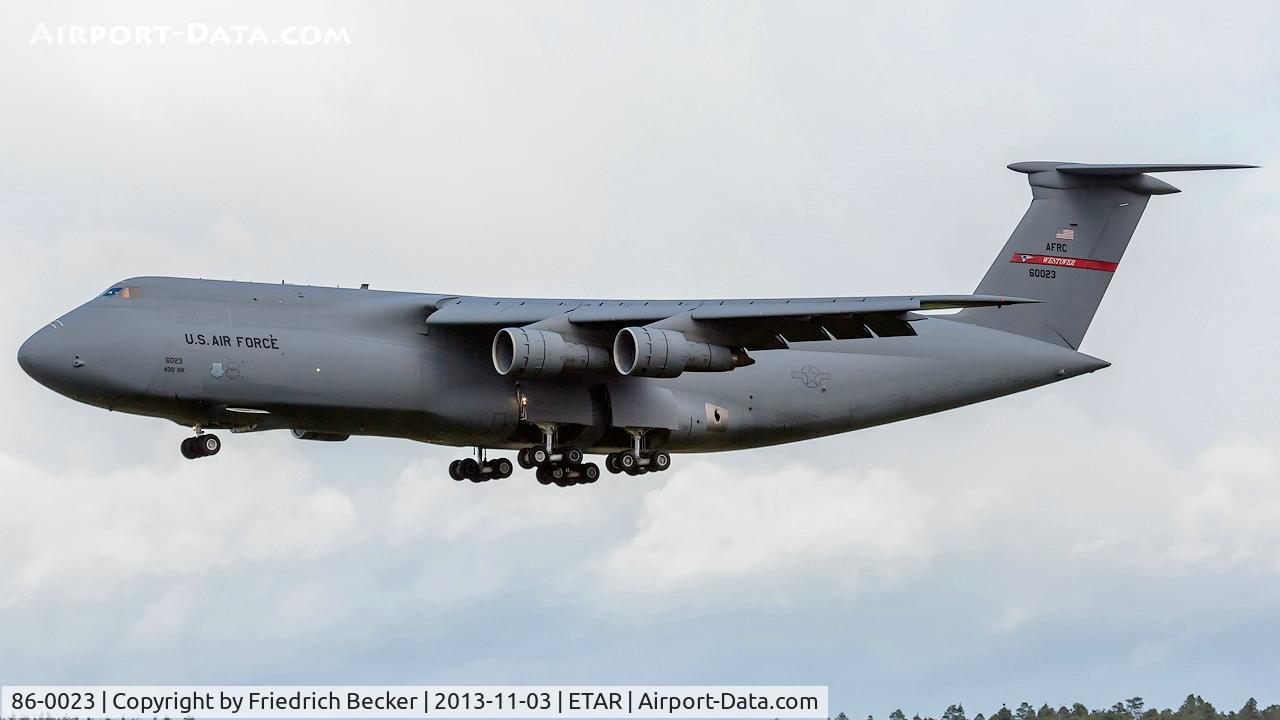 86-0023, 1986 Lockheed C-5B Galaxy C/N 500-0109, on final RW26