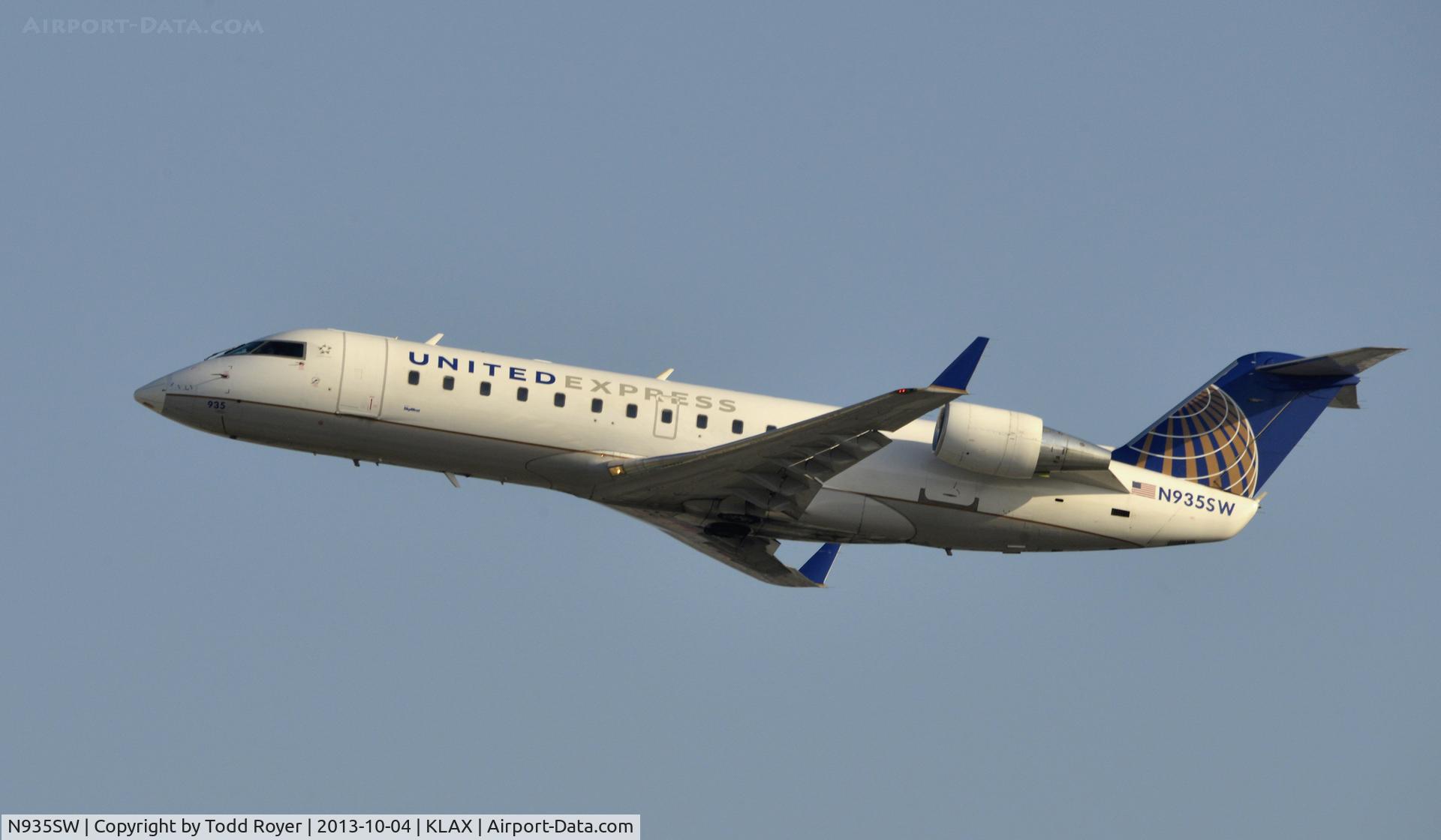 N935SW, 2002 Bombardier CRJ-200LR (CL-600-2B19) C/N 7725, Departing LAX
