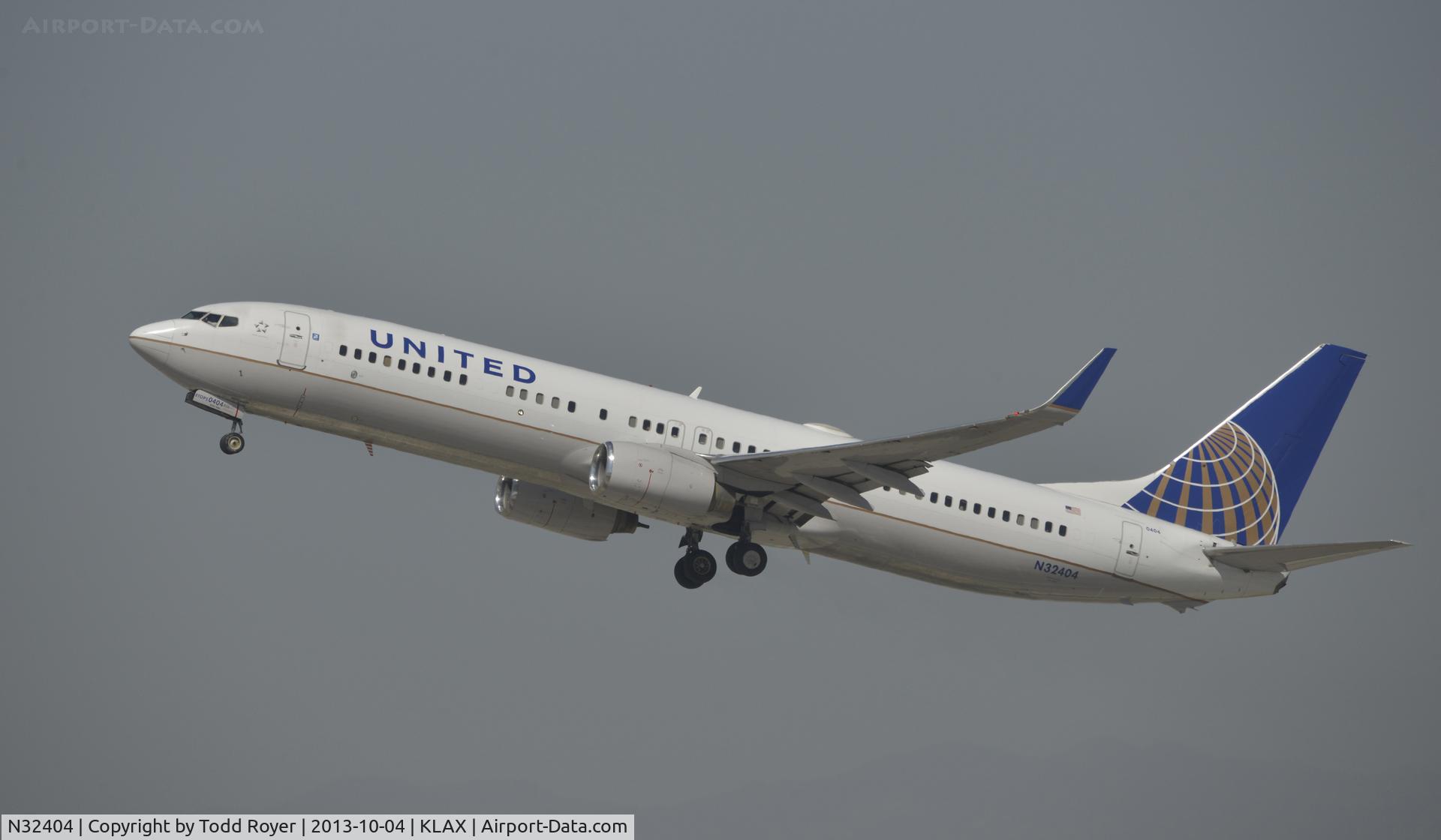 N32404, 2001 Boeing 737-924 C/N 30121, Departing LAX