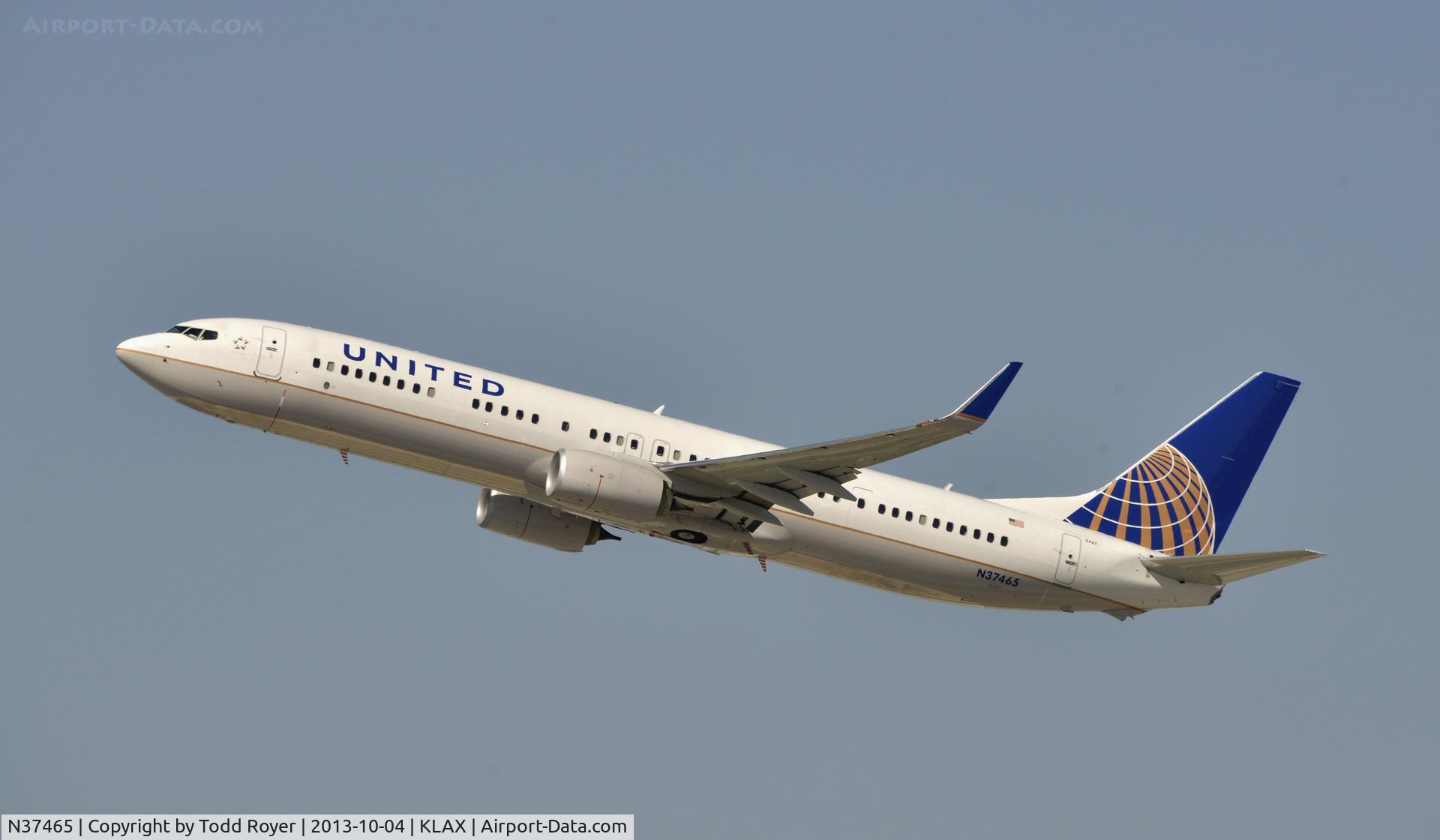 N37465, 2012 Boeing 737-924/ER C/N 36599, Departing LAX