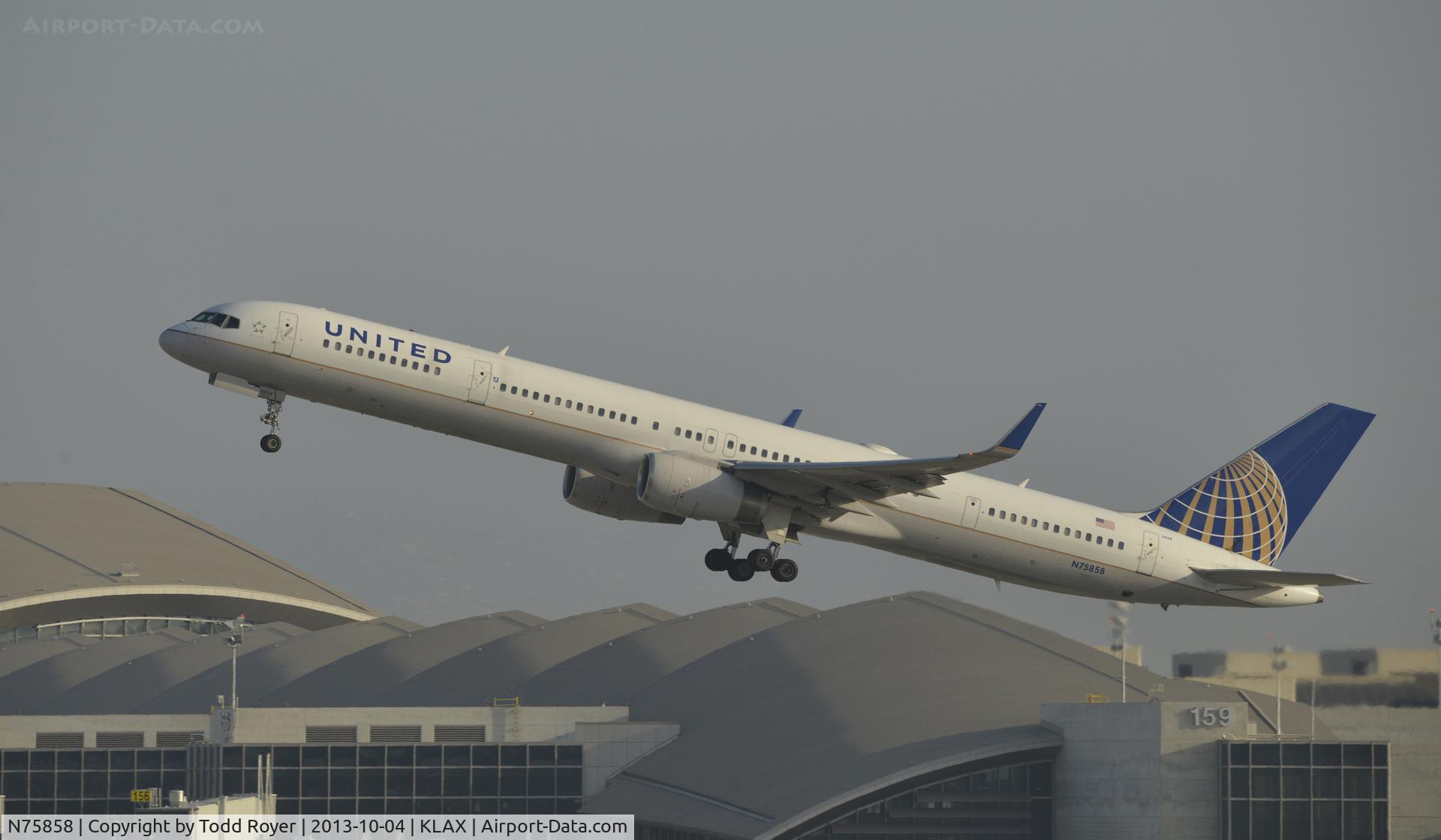 N75858, 2004 Boeing 757-324 C/N 32817, Departing LAX