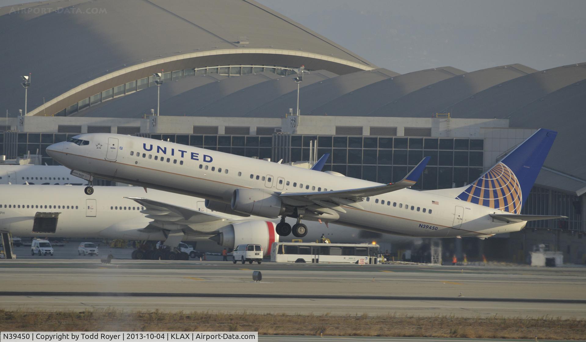 N39450, 2012 Boeing 737-924/ER C/N 40004, Departing LAX
