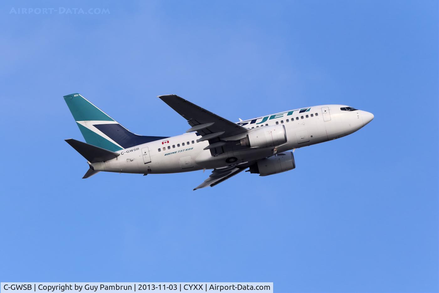 C-GWSB, 2005 Boeing 737-6CT C/N 34285, Departing