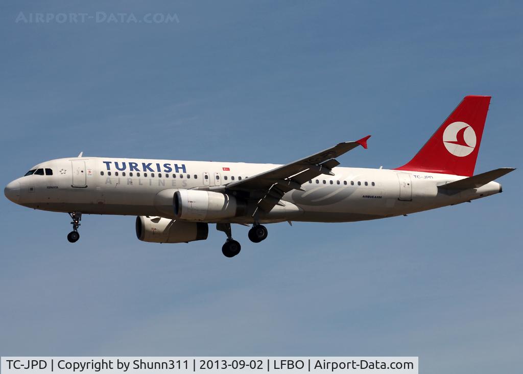 TC-JPD, 2006 Airbus A320-232 C/N 2934, Landing rwy 32L with additional small 'Expo 2020' sticker near first door...
