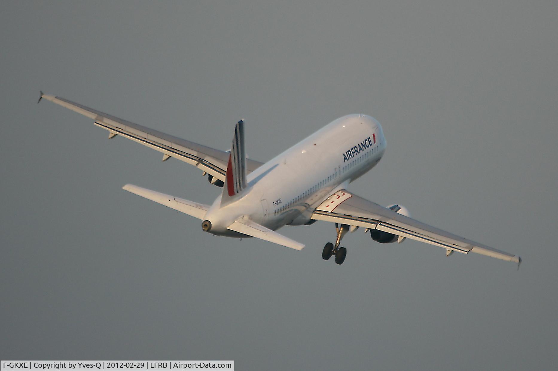 F-GKXE, 2002 Airbus A320-214 C/N 1879, Airbus A320-214, take off Rwy 07R, Brest-Bretagne Airport (LFRB-BES)