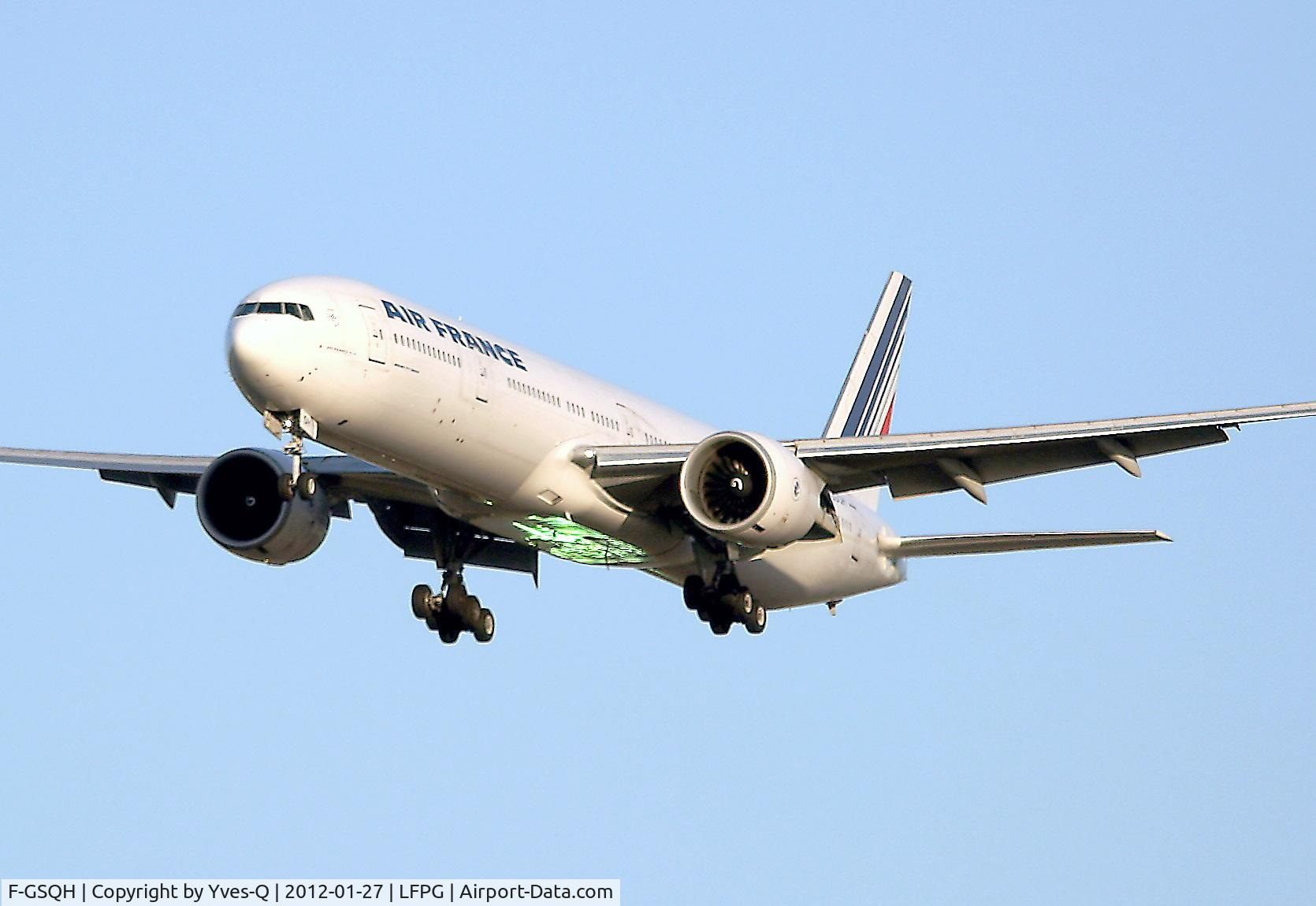 F-GSQH, 2005 Boeing 777-328/ER C/N 32711, Boing 777-328R on final approach runway 26L, Roissy Charles De Gaulle Airport (CDG-LFPG).