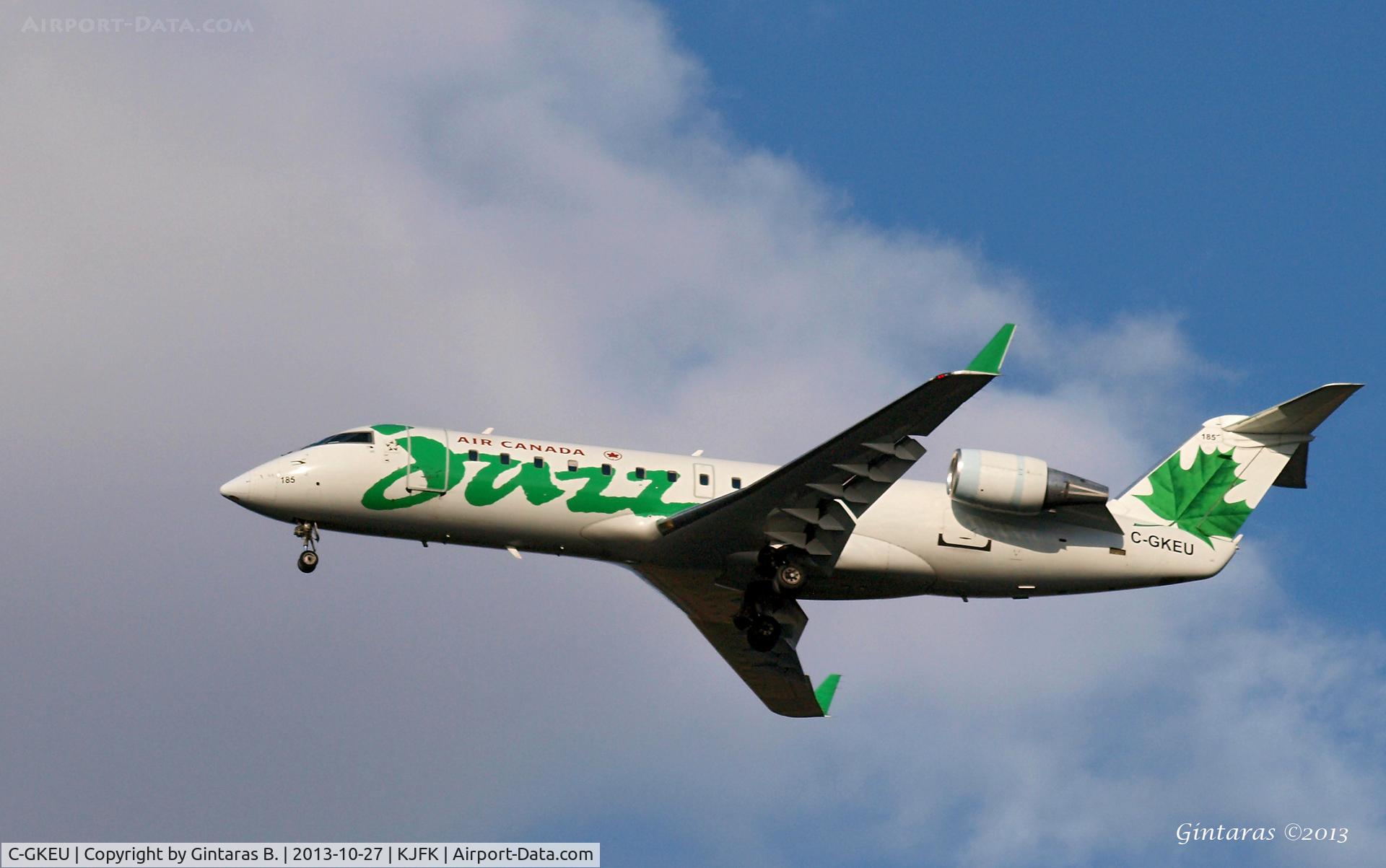 C-GKEU, 2000 Bombardier CRJ-200ER (CL-600-2B19) C/N 7376, Going to a landing on 31R @ JFK